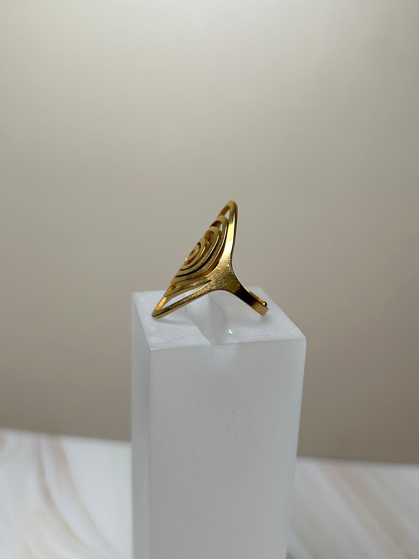 Anillo laberinto dorado