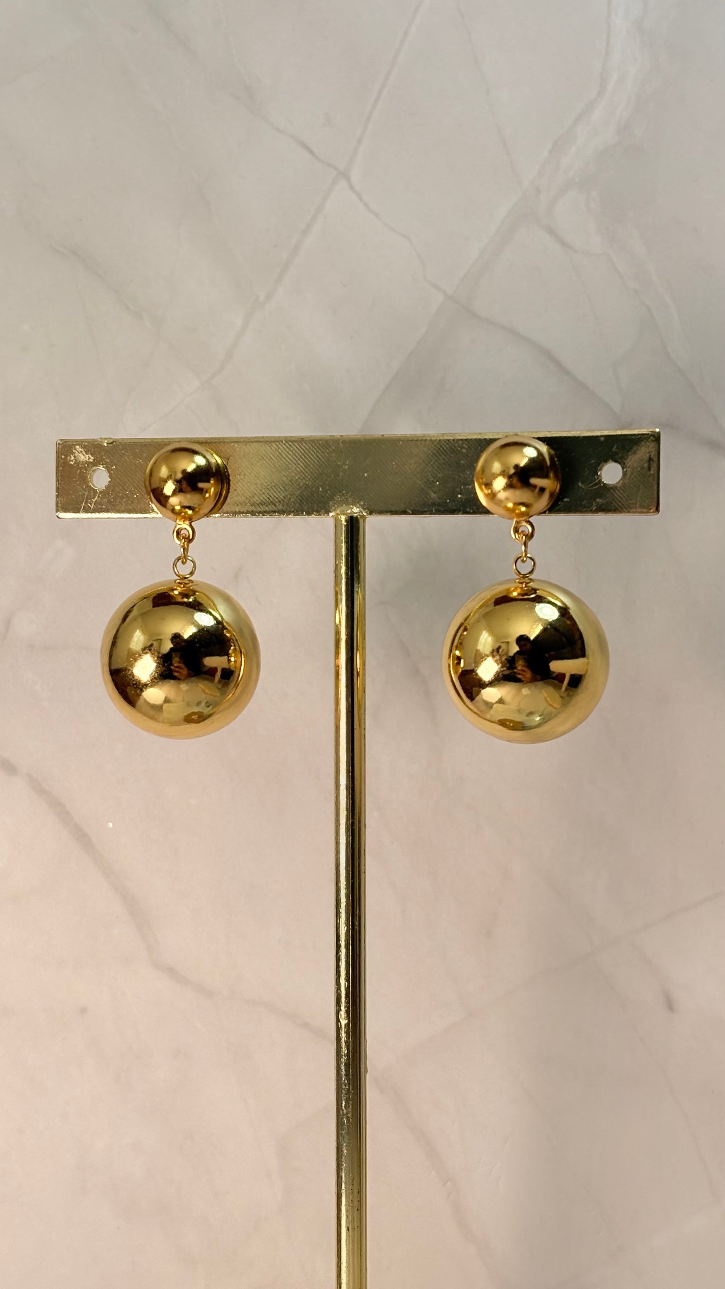 Aretes bola colgante dorado