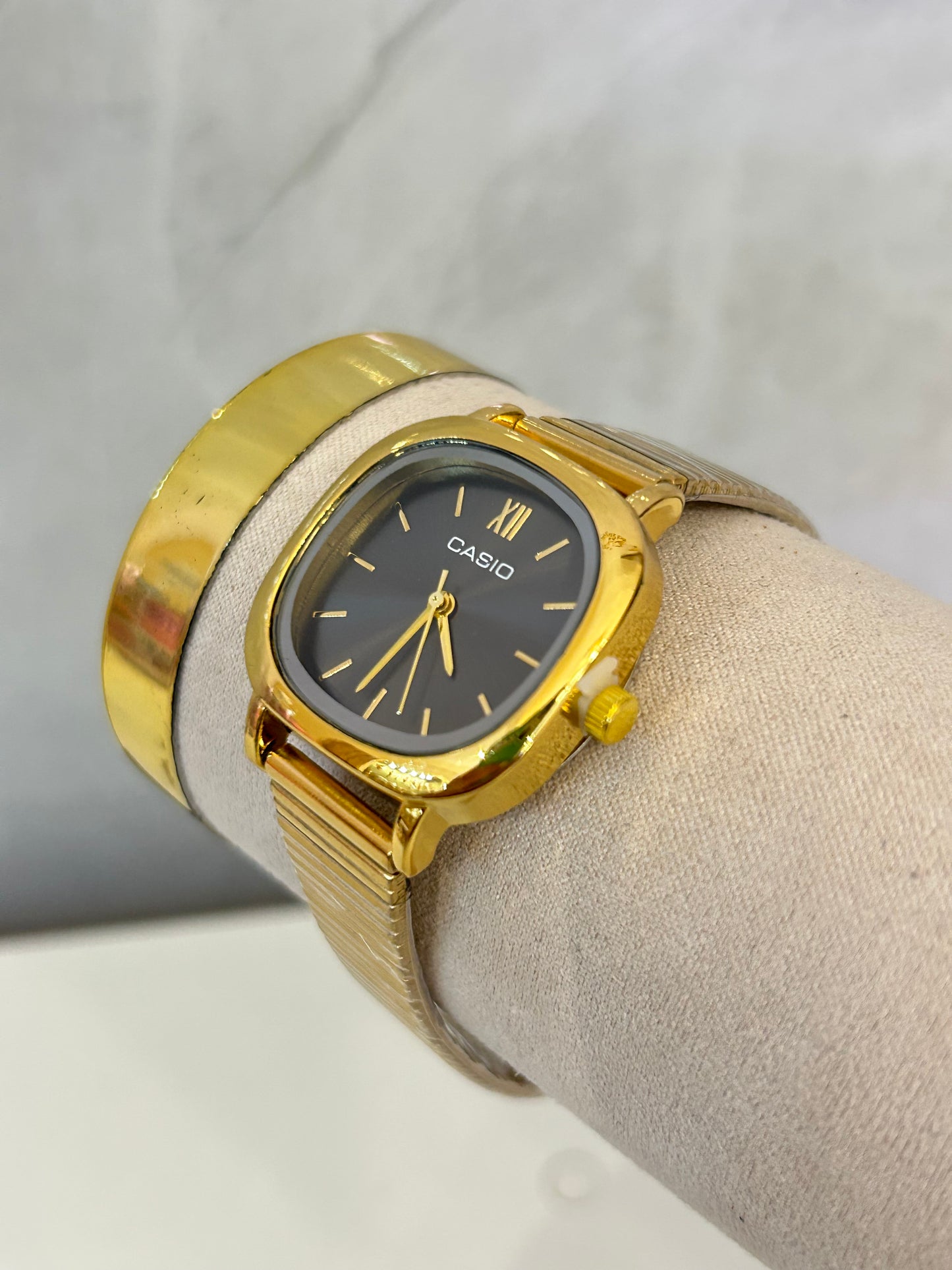 Reloj casio cuadrado dorado (fondo negro)