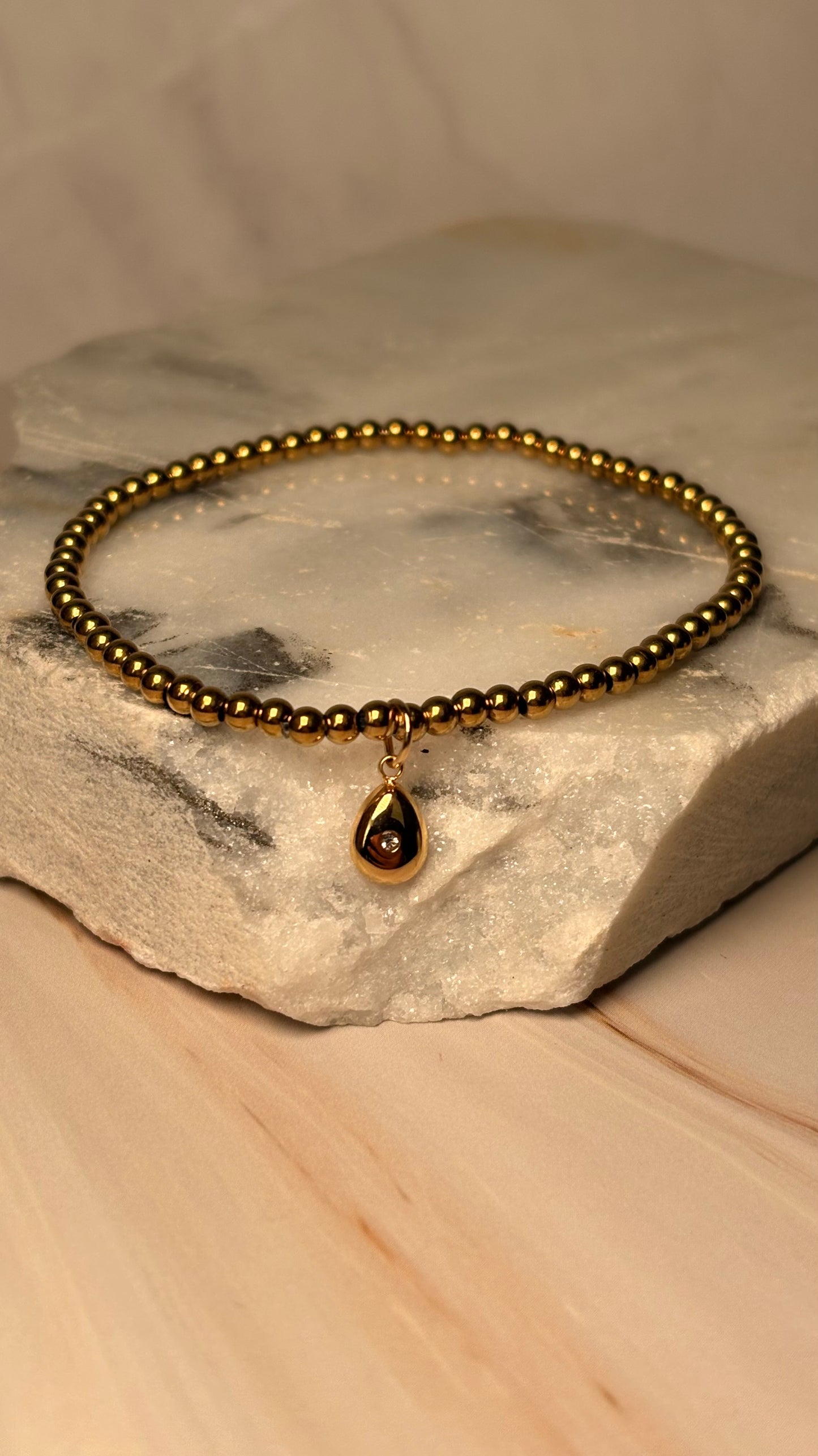 pulsera balines dije gota dorado