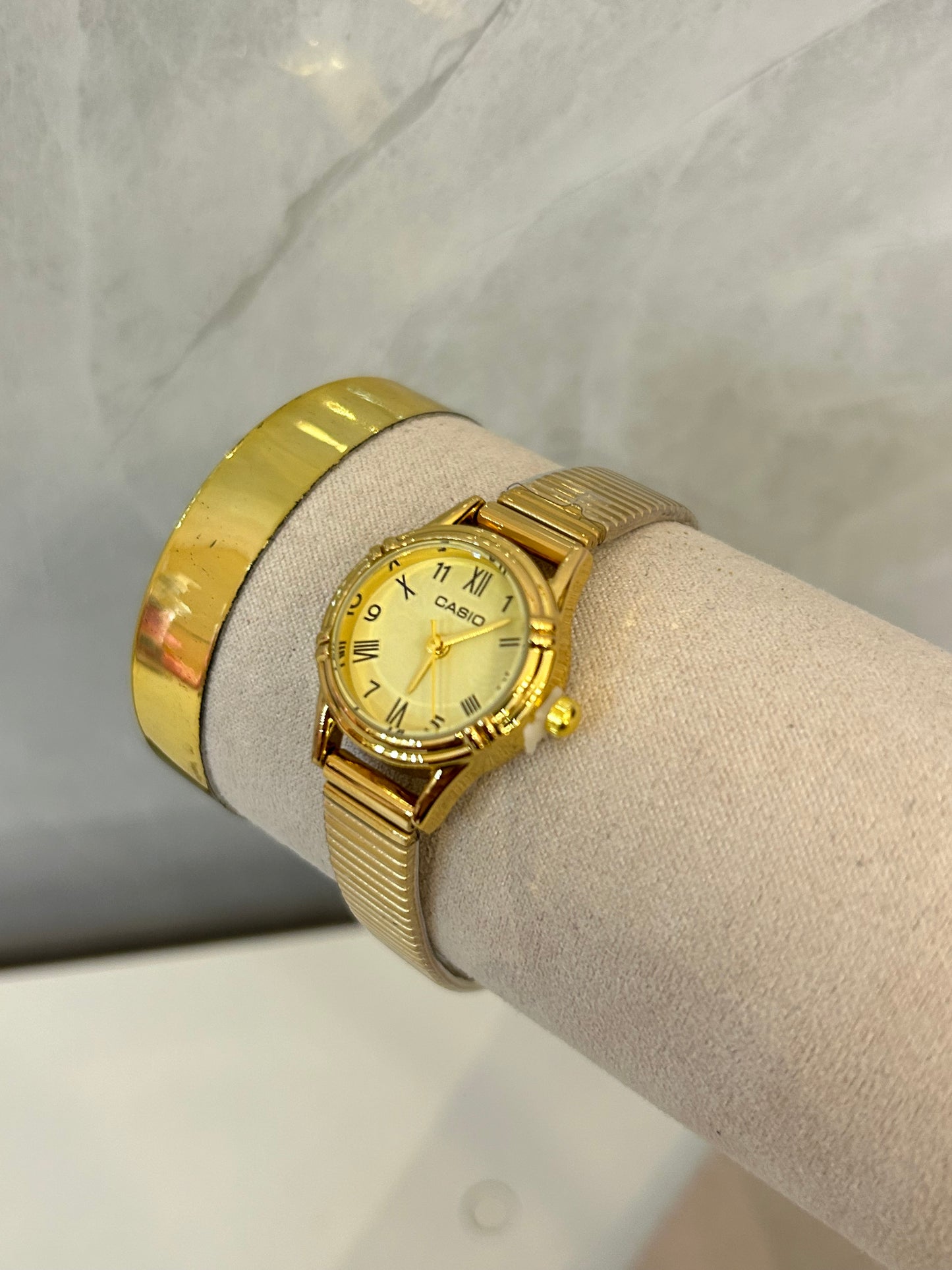 Reloj circular mini dorado (fondo dorado)