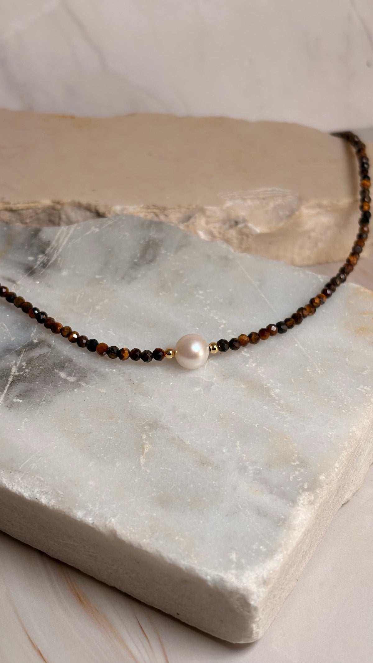 Collar perla coffee