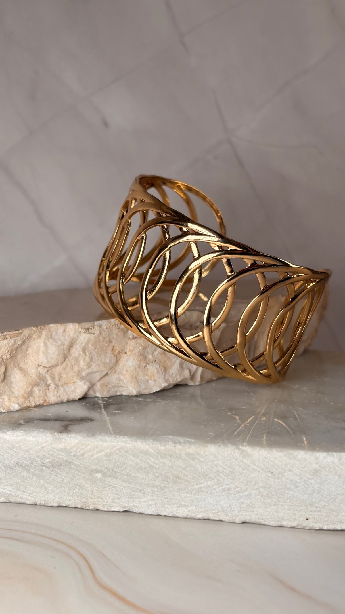Brazalete circular ajustable dorado