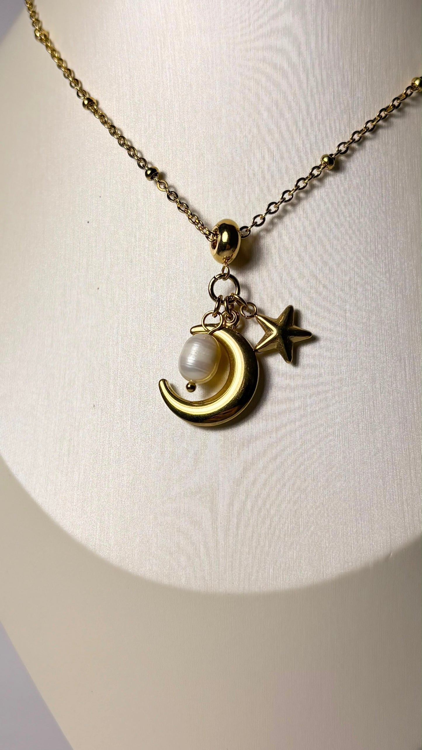 Collar luna charm dorada