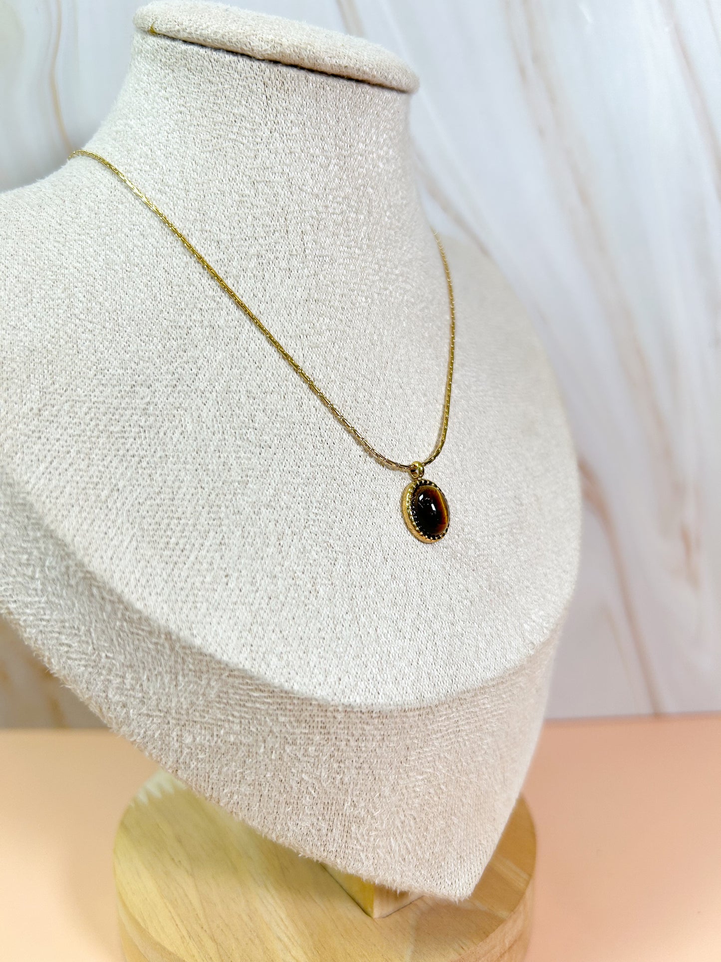 Collar bronw mármol