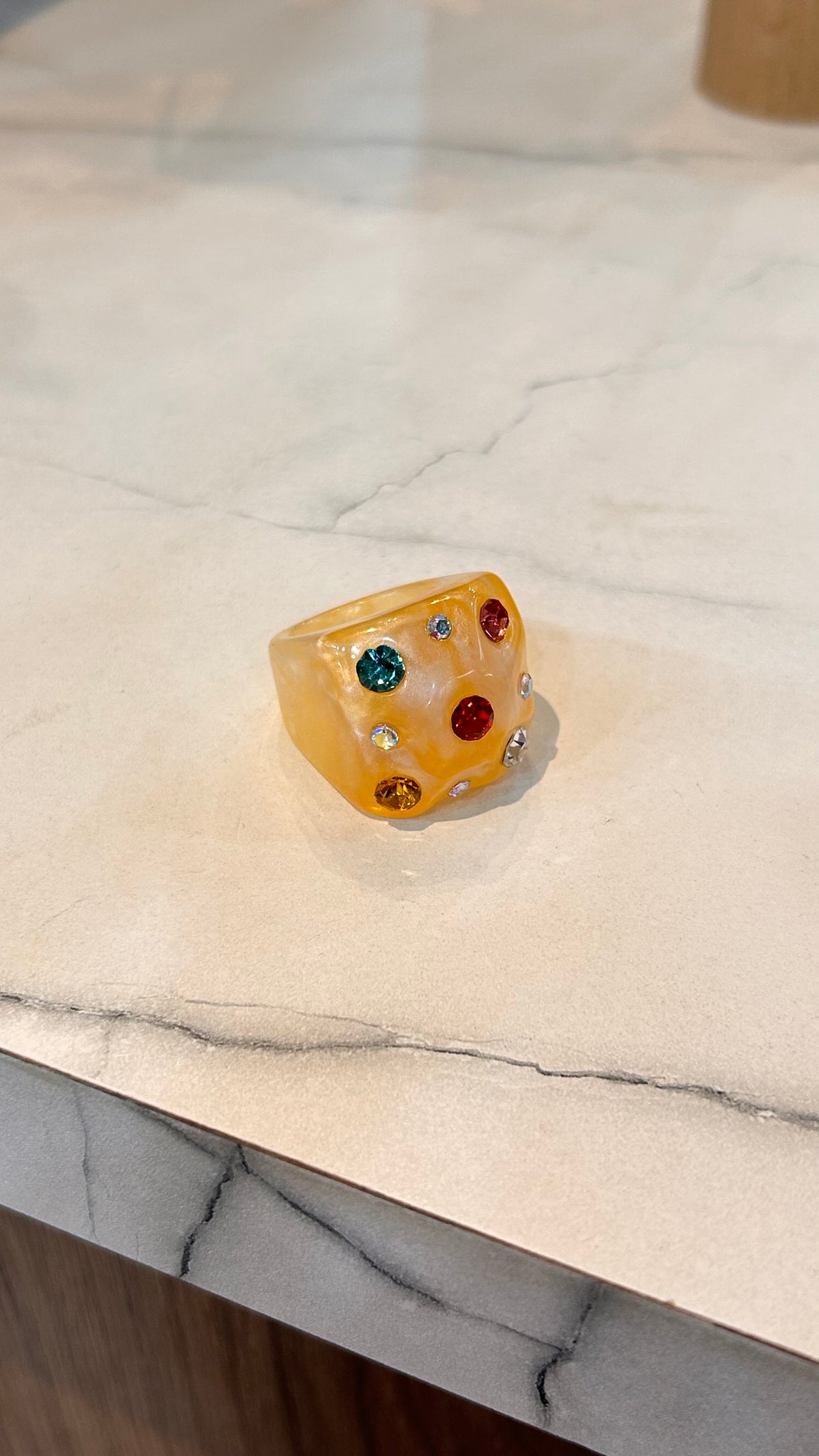 Anillo acrílico chunky amarillo brillitos de colores