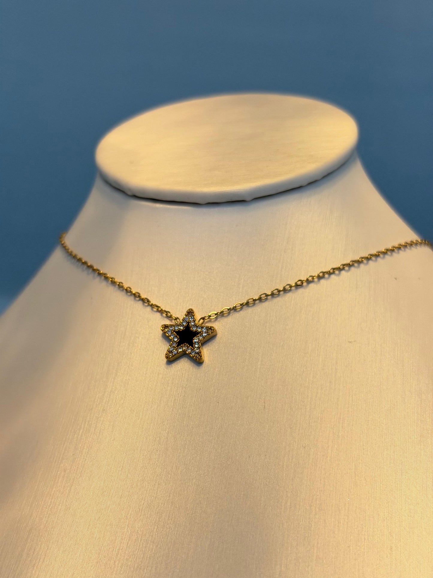 Collar estrella dorado negro