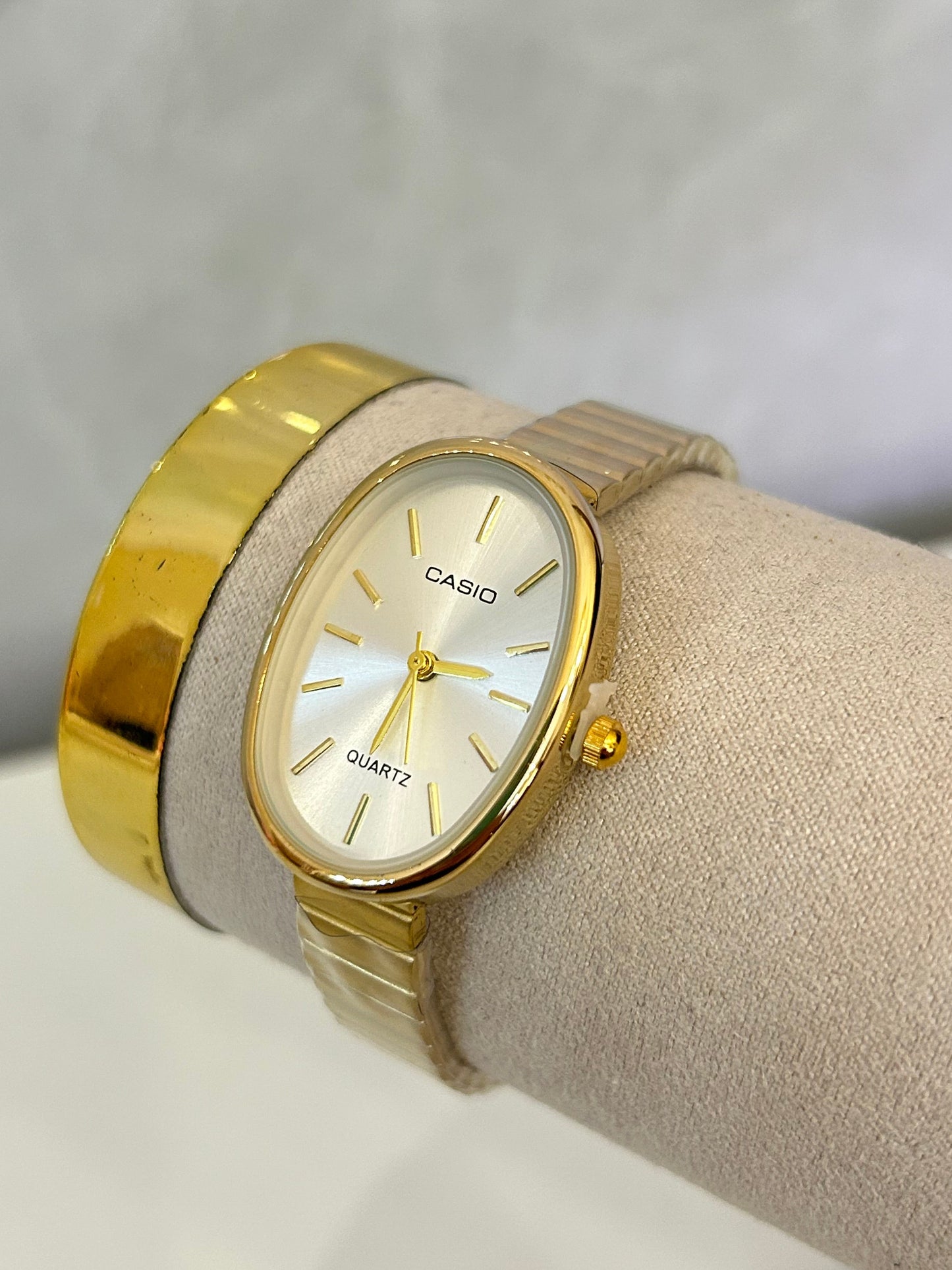 Reloj ovalado casio dorado