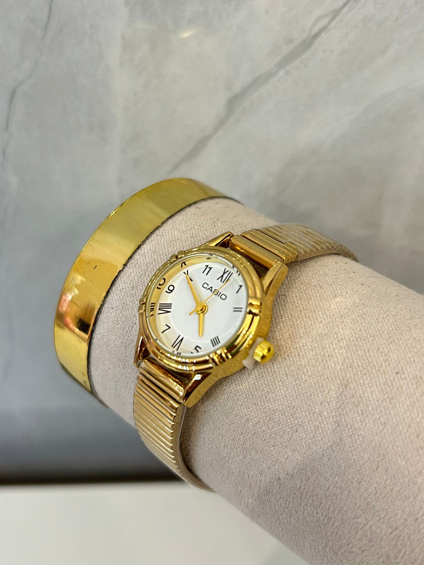 Reloj circular mini dorado