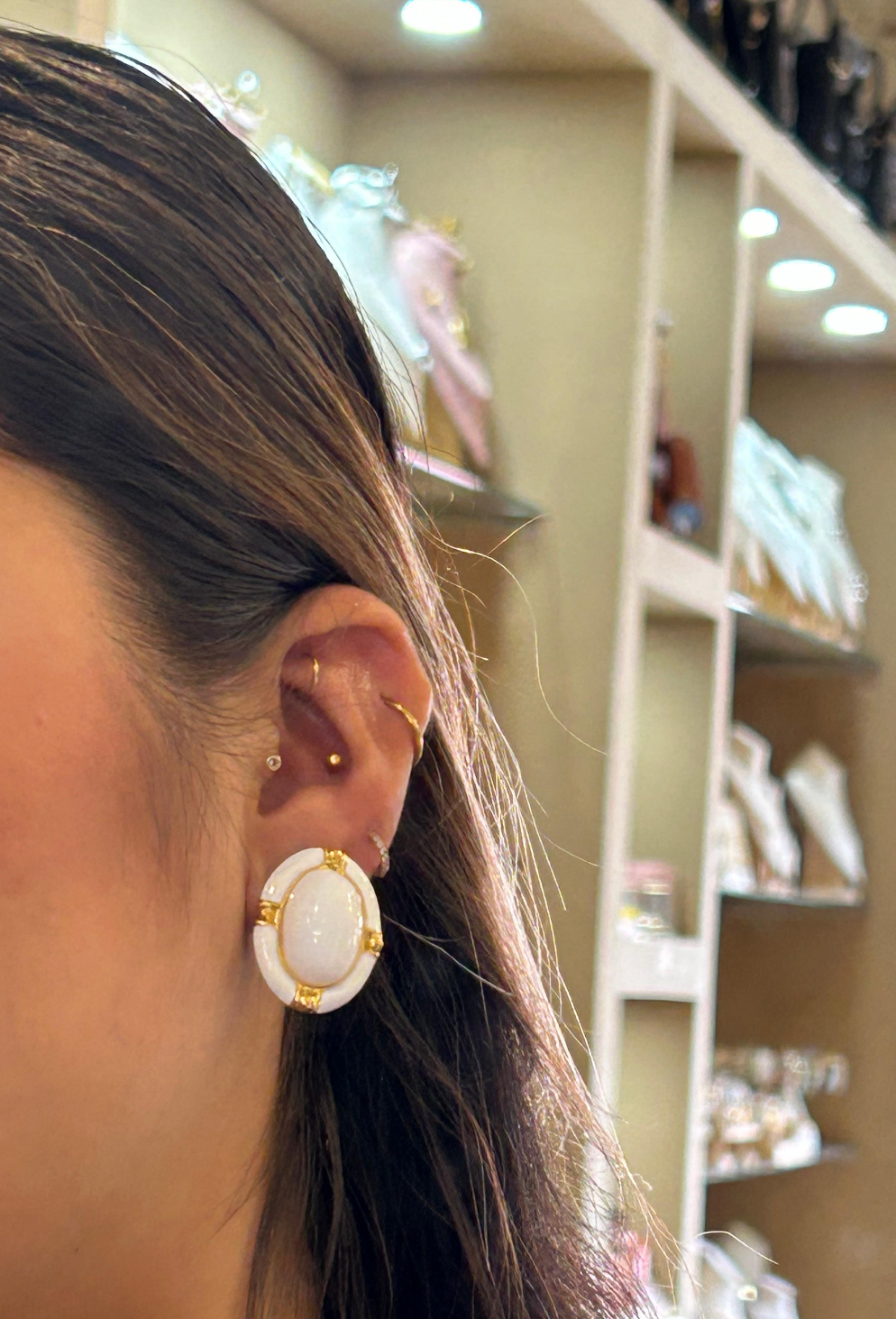 Aretes ovalados blancos
