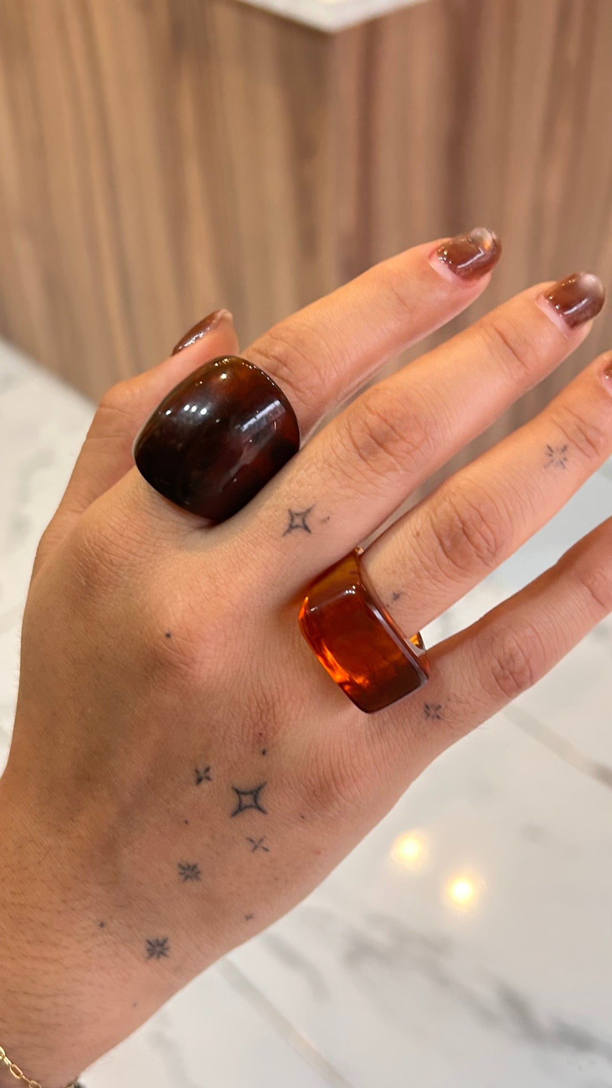 Anillo acrílico rectangular cafe