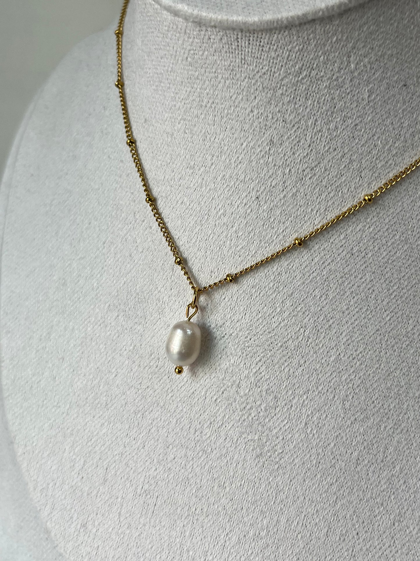 Collar perla rio dorada