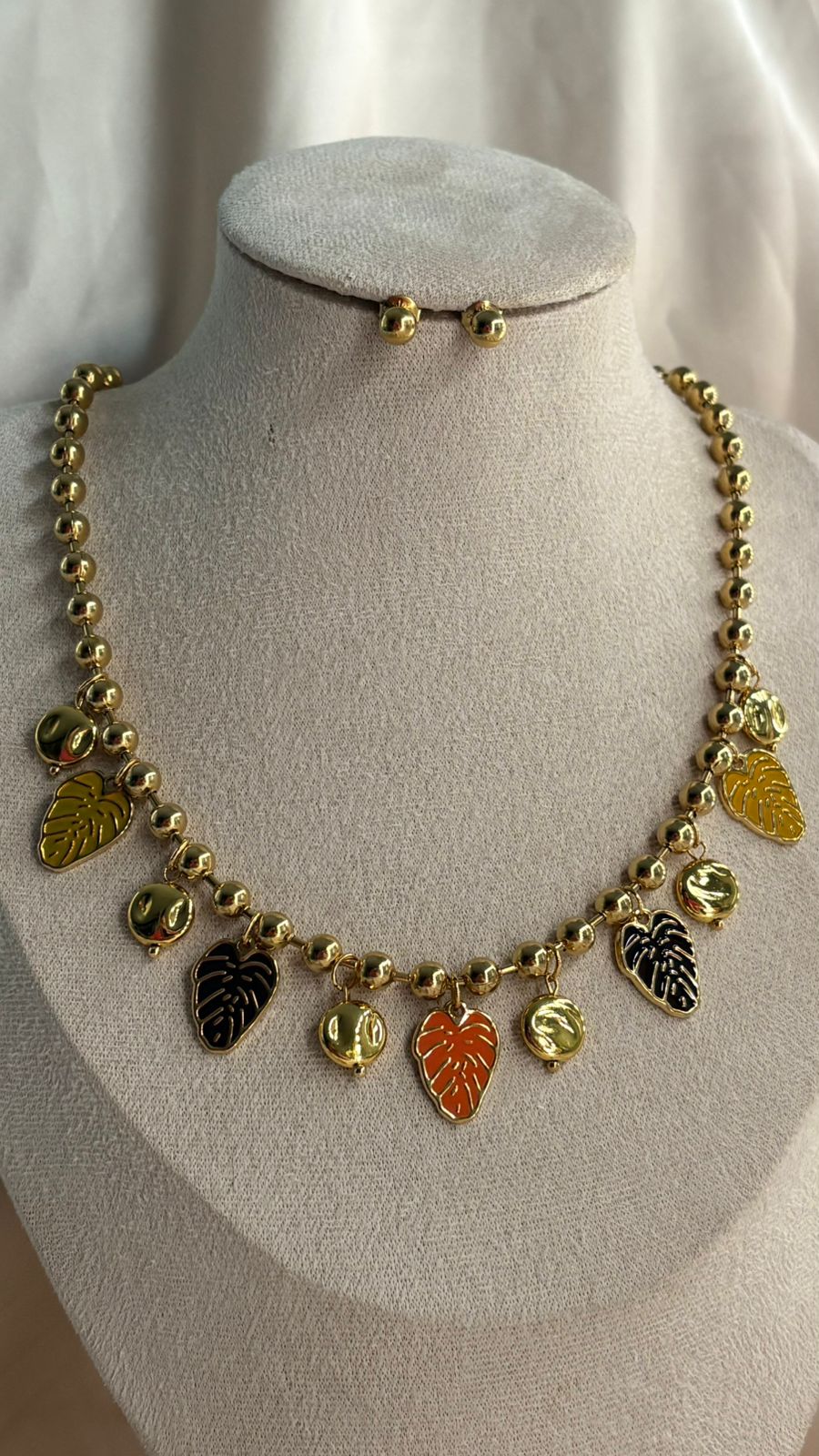 Collar & Aretes con charms tonos cafes de hojas