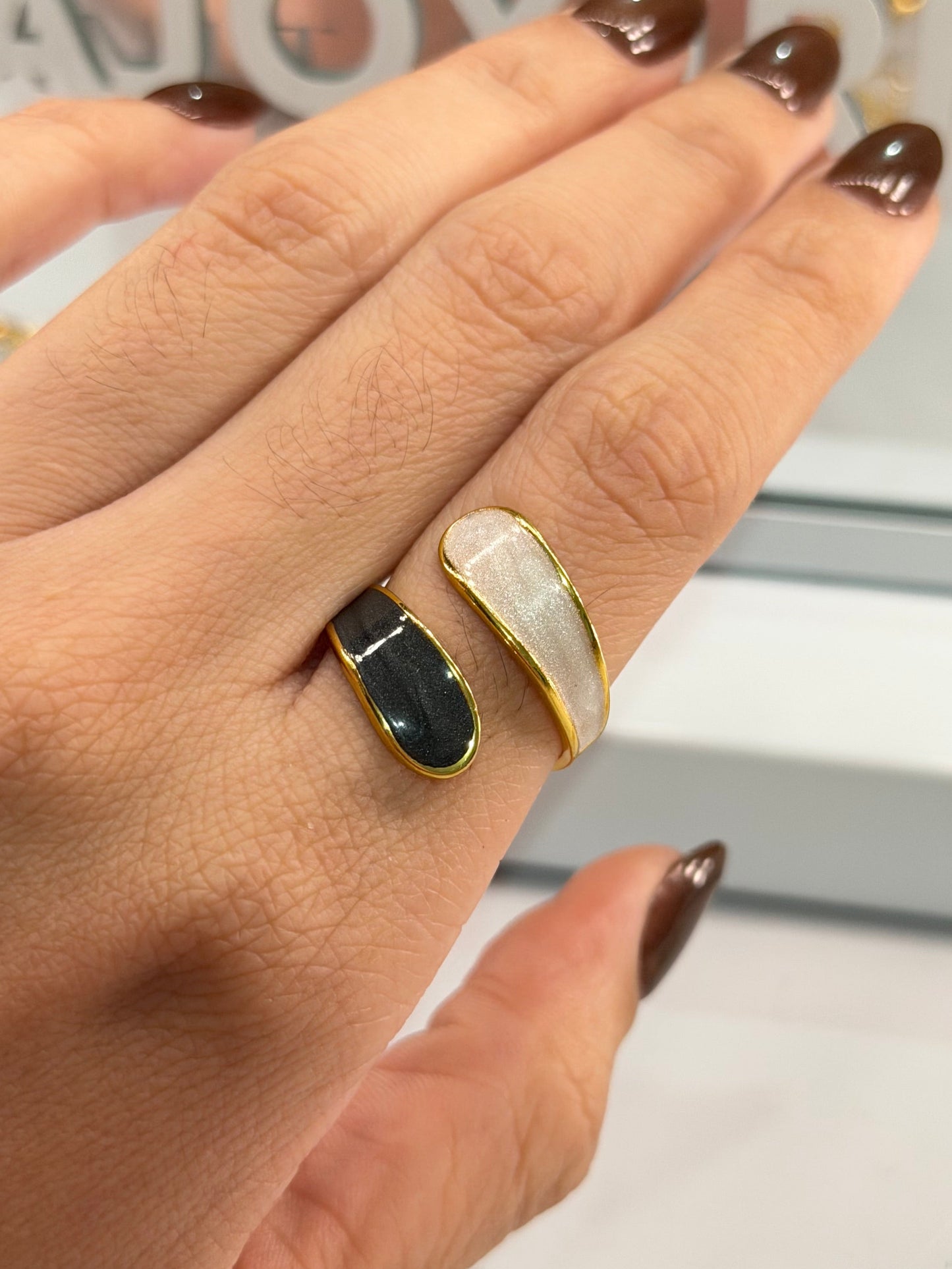 anillo espiral blanco negro