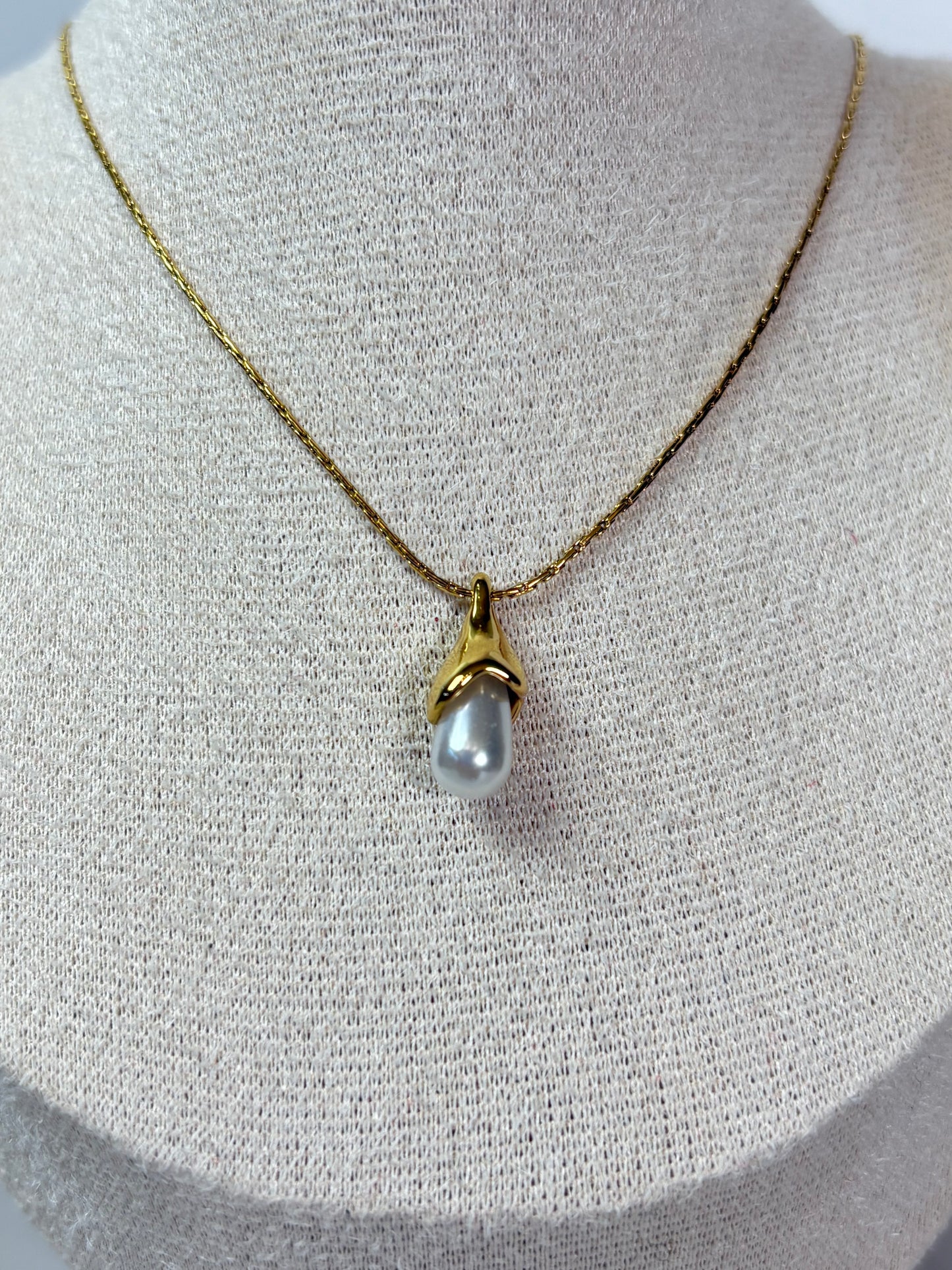 Collar gota perla dorada