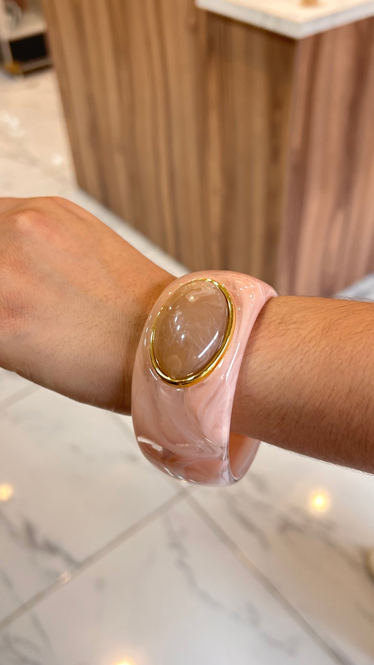 pulsera acrílico rosa piedra beige