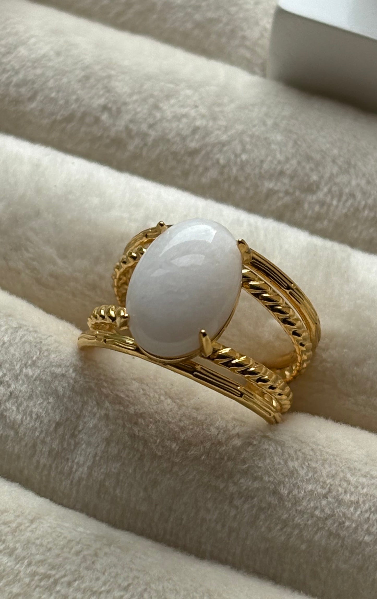 Anillo piedra grande blanca