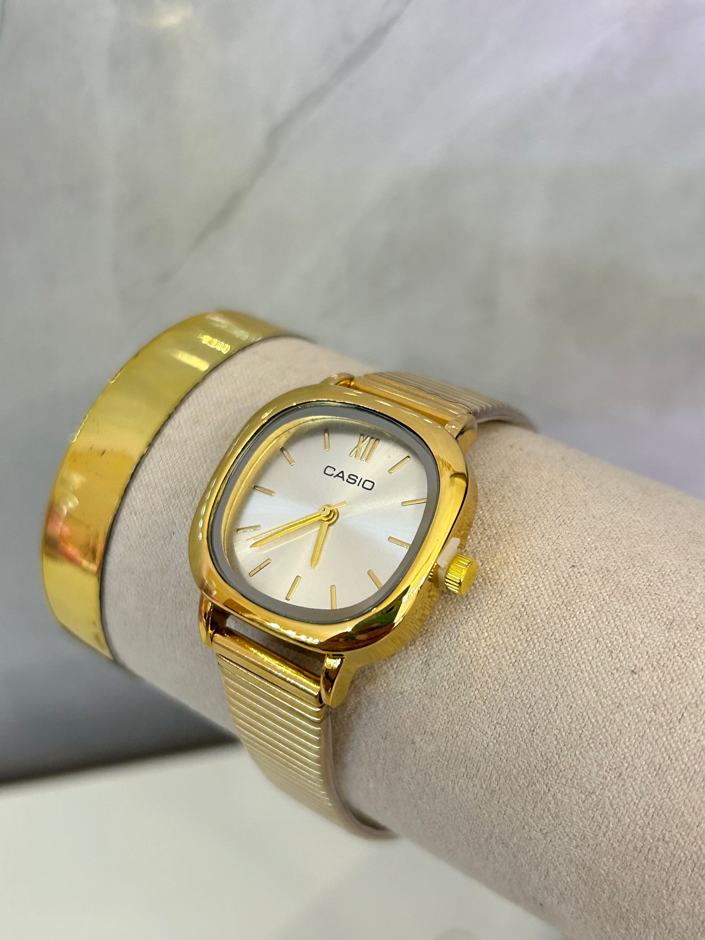 Reloj casio cuadrado dorado