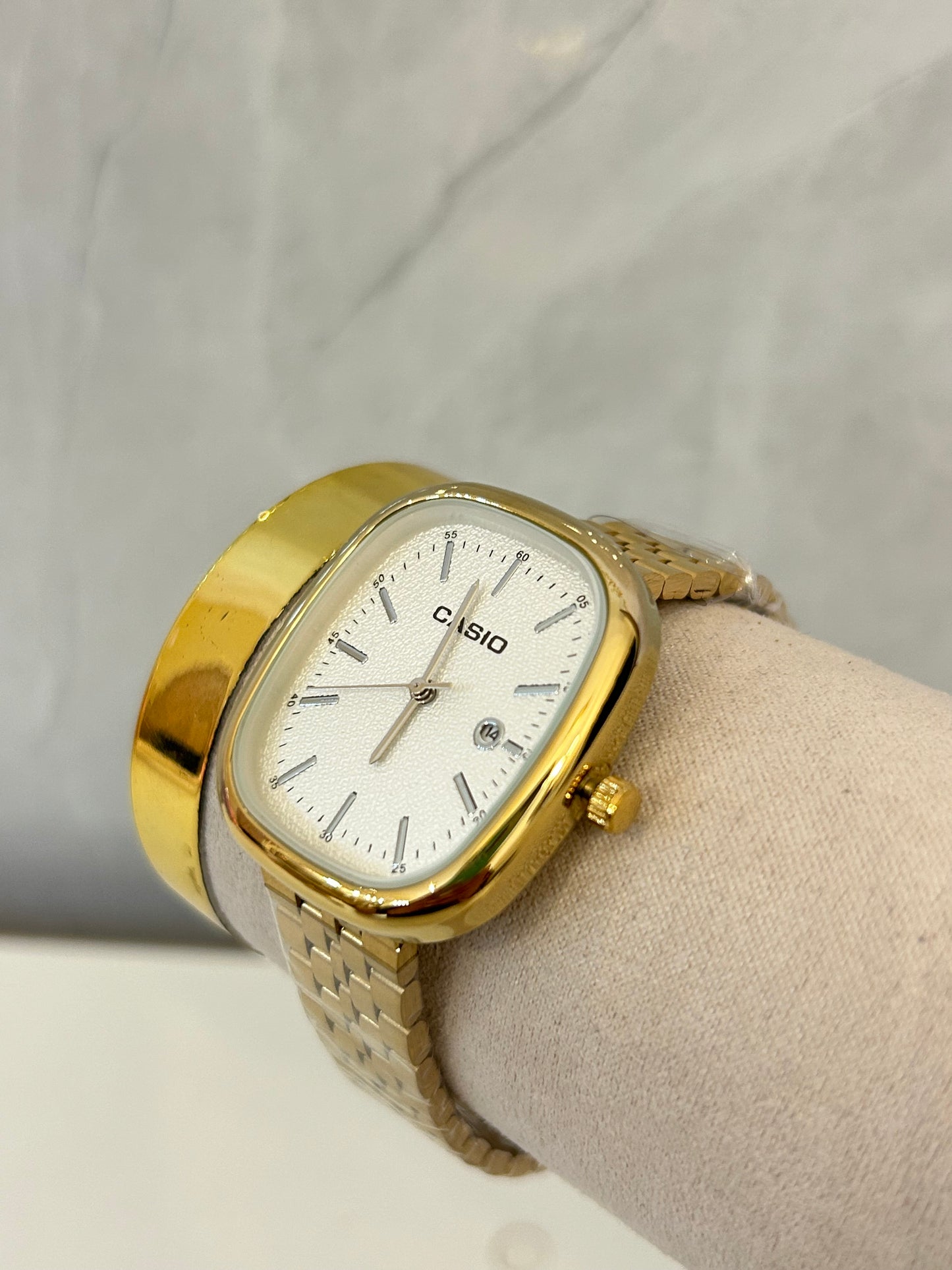 Reloj cuadrado casio dorado