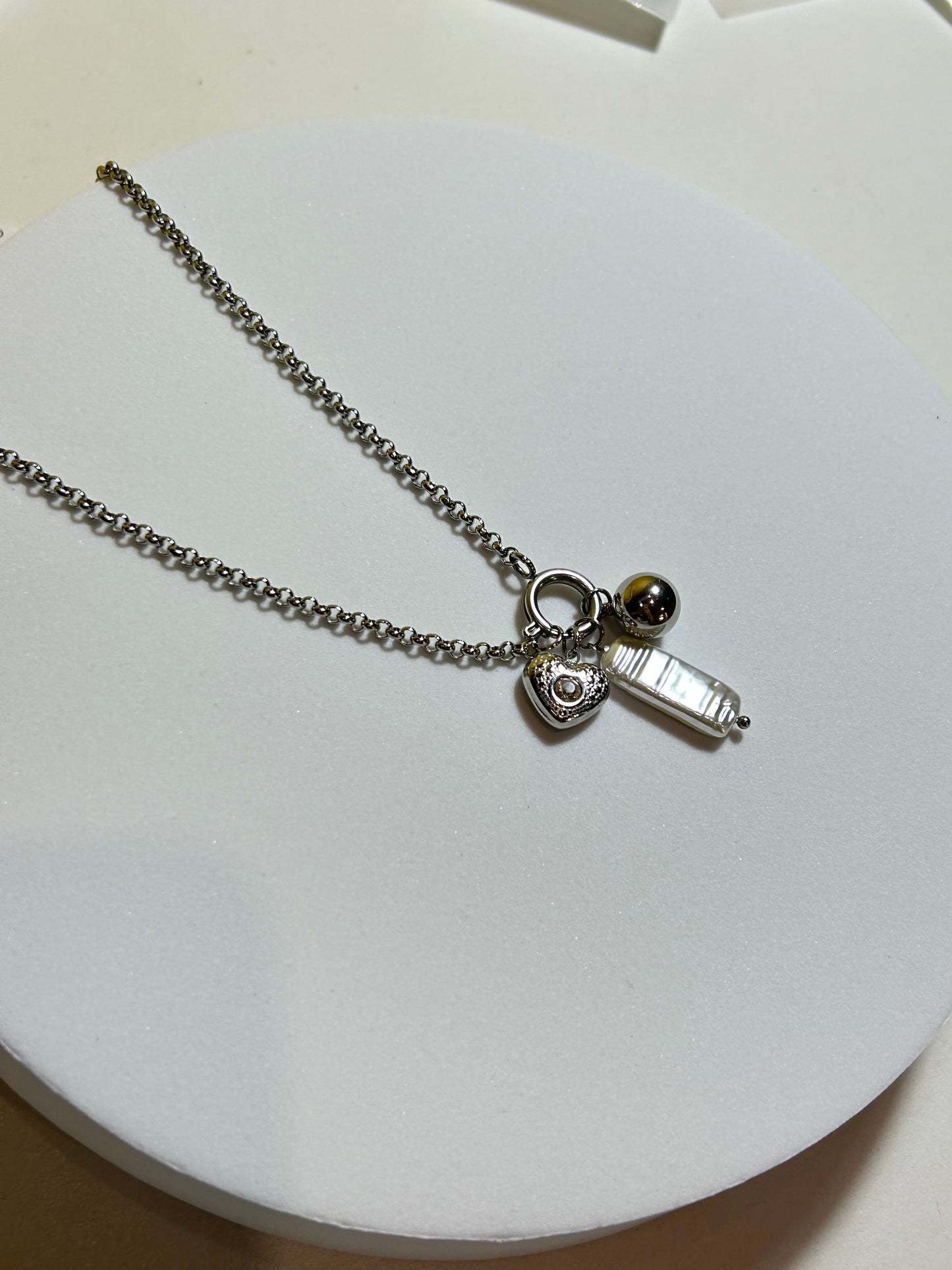 Collar perla & charms plat