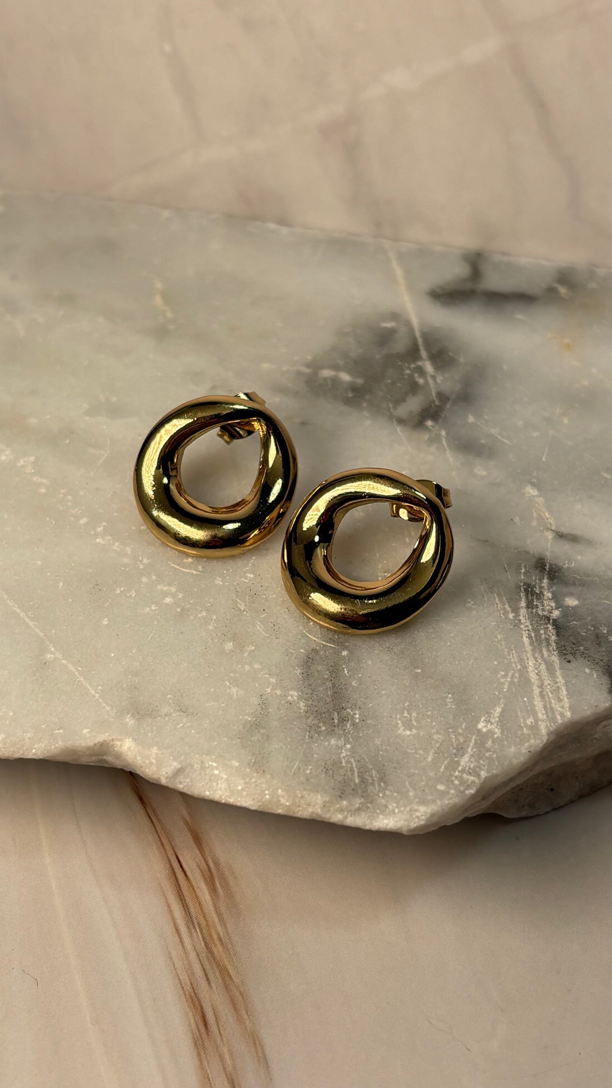 aretes circular distorsionado dorado
