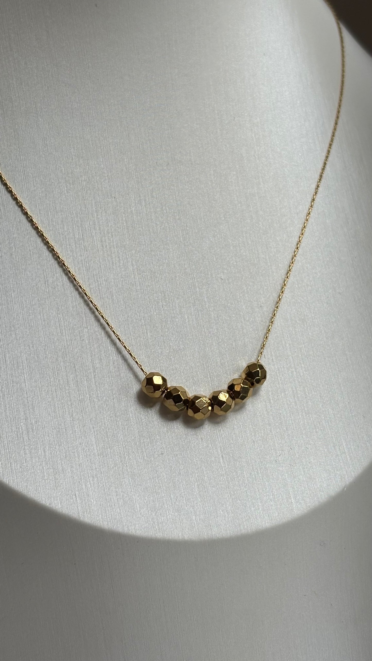 Collar mini bolitas dorada
