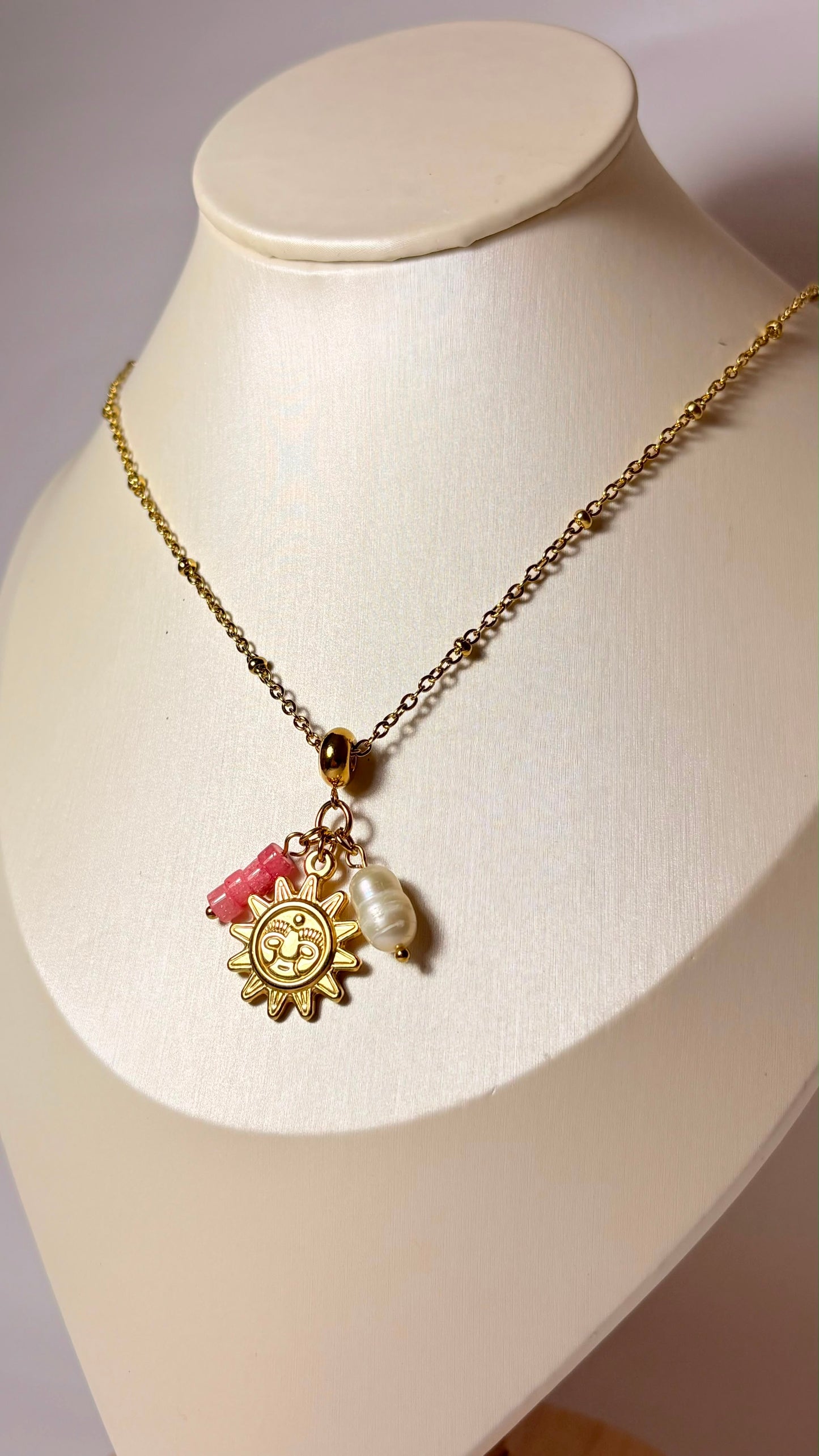 Collar sol charm dorado