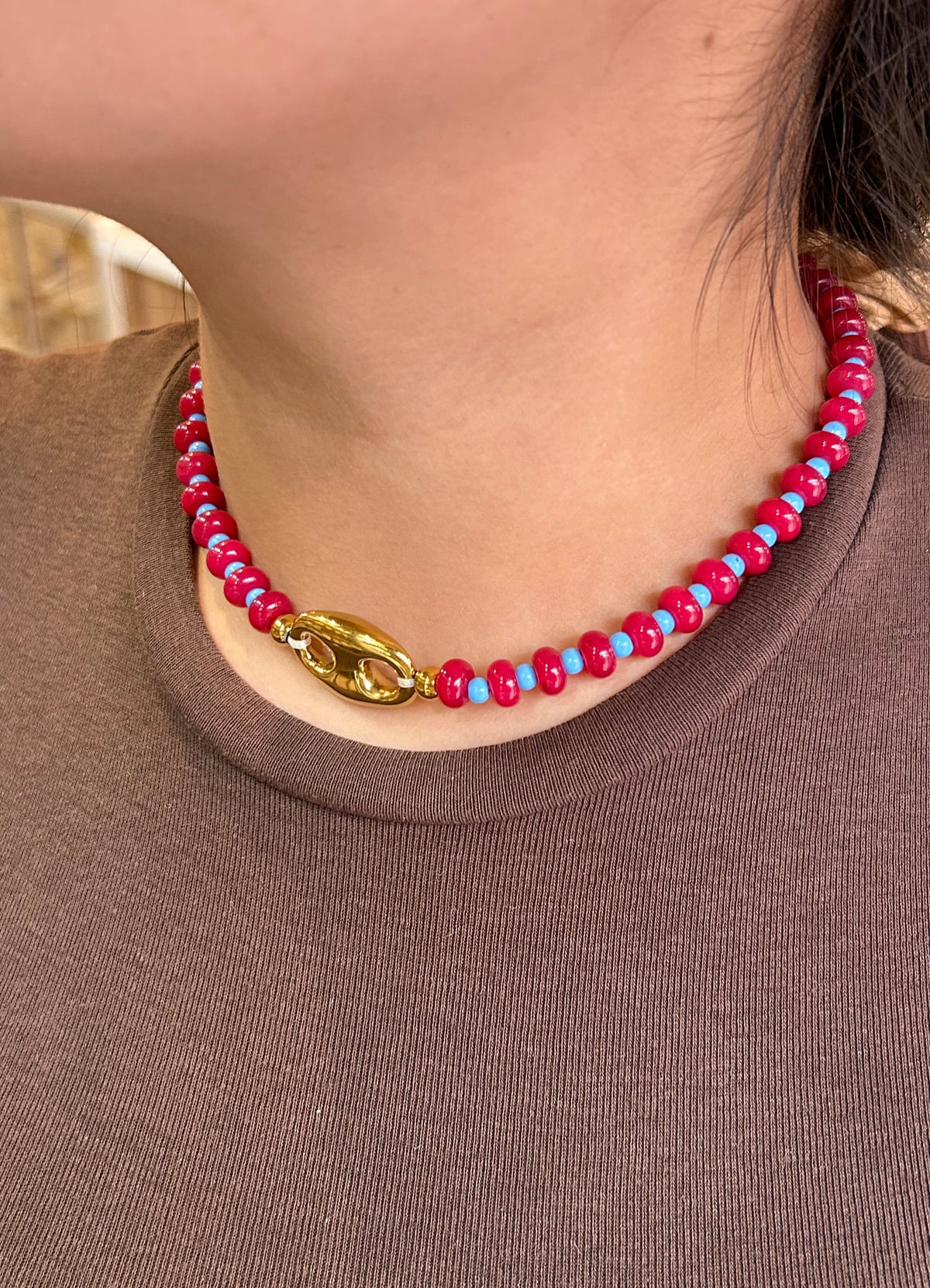 Collar corcho piedras fiusha azul