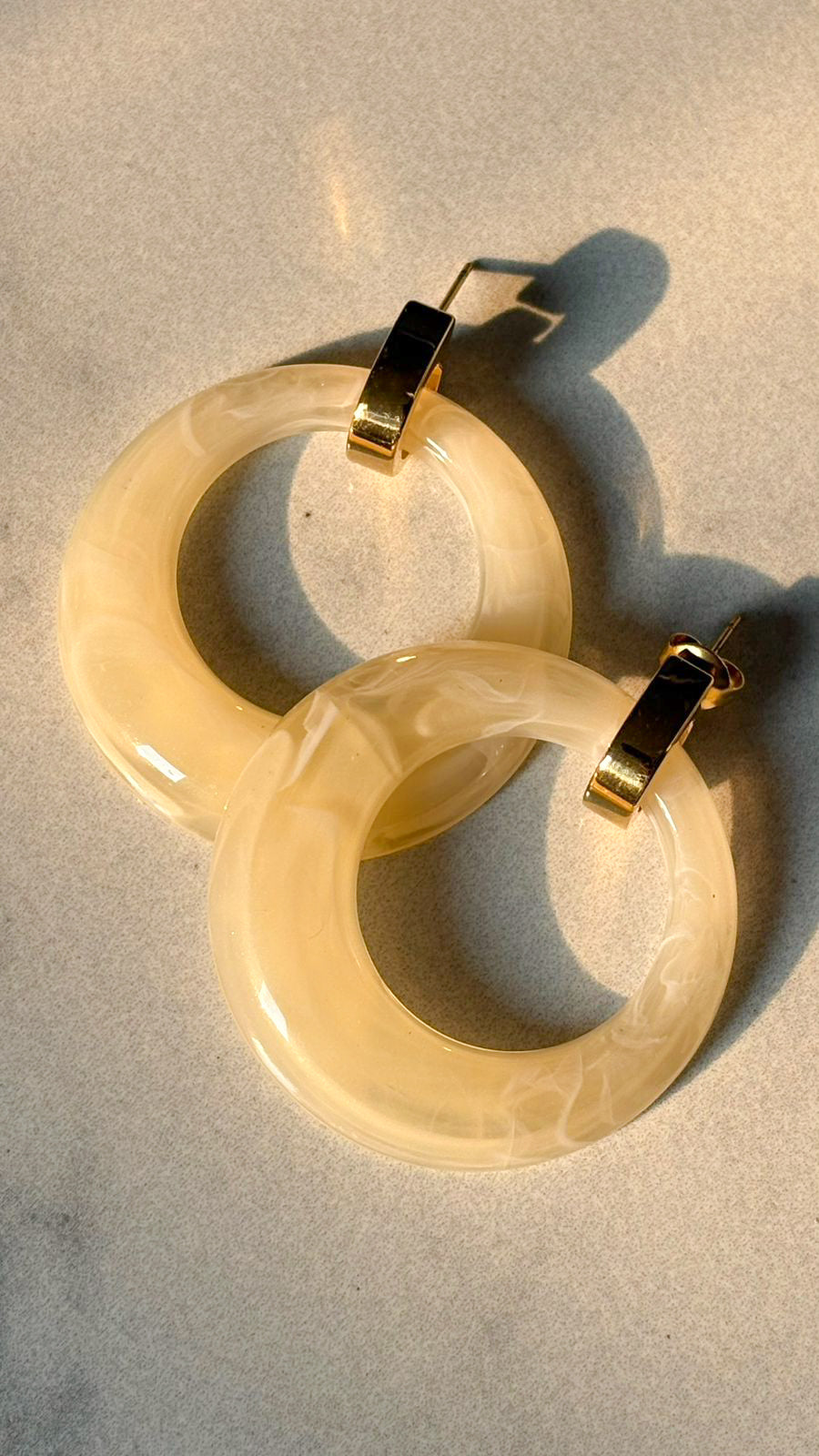 Aretes aro acrilico blanco
