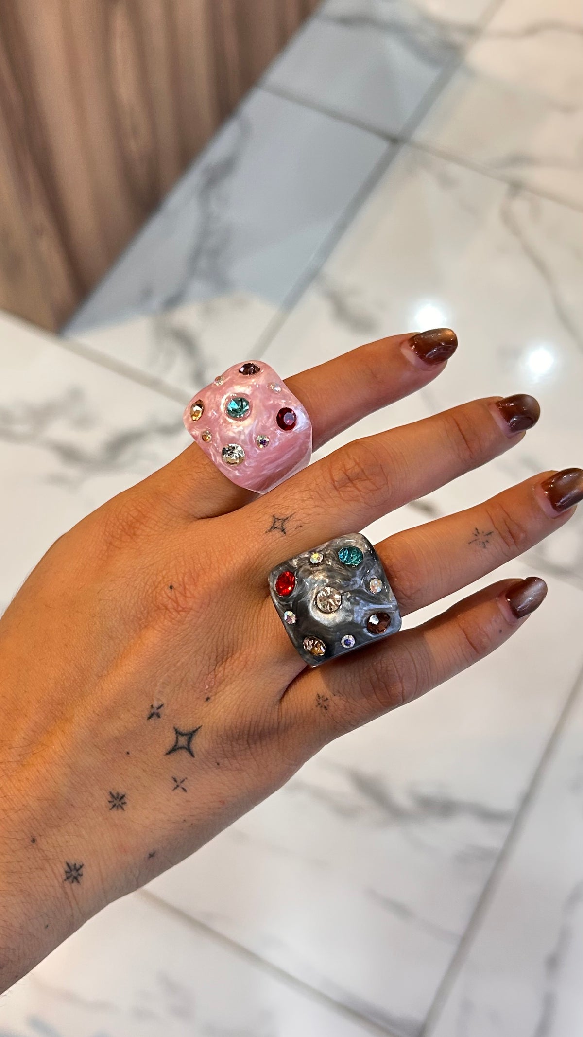 Anillo acrílico chunky rosa brillitos de colores
