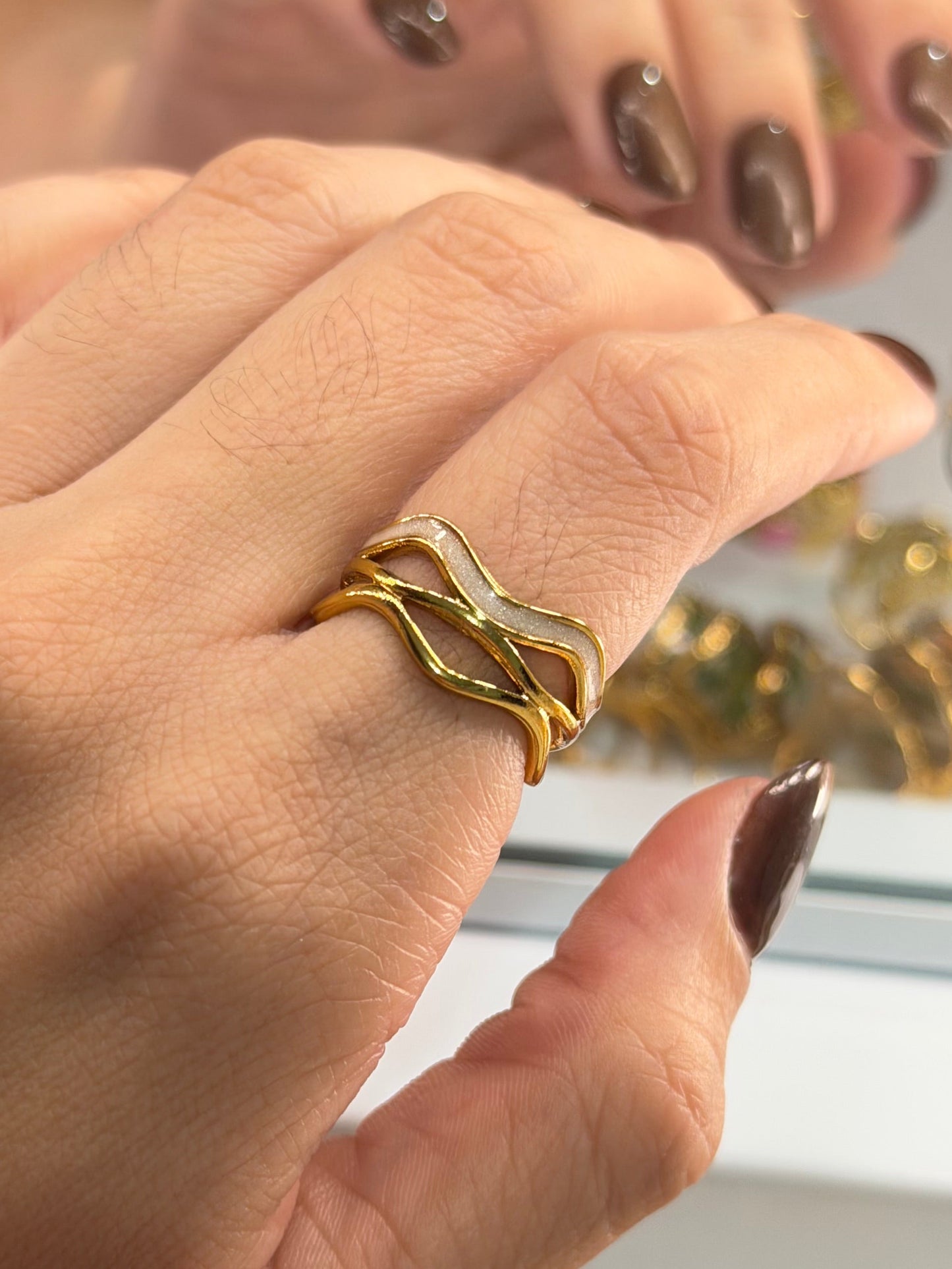 Anillo triple ondas dorado brillo