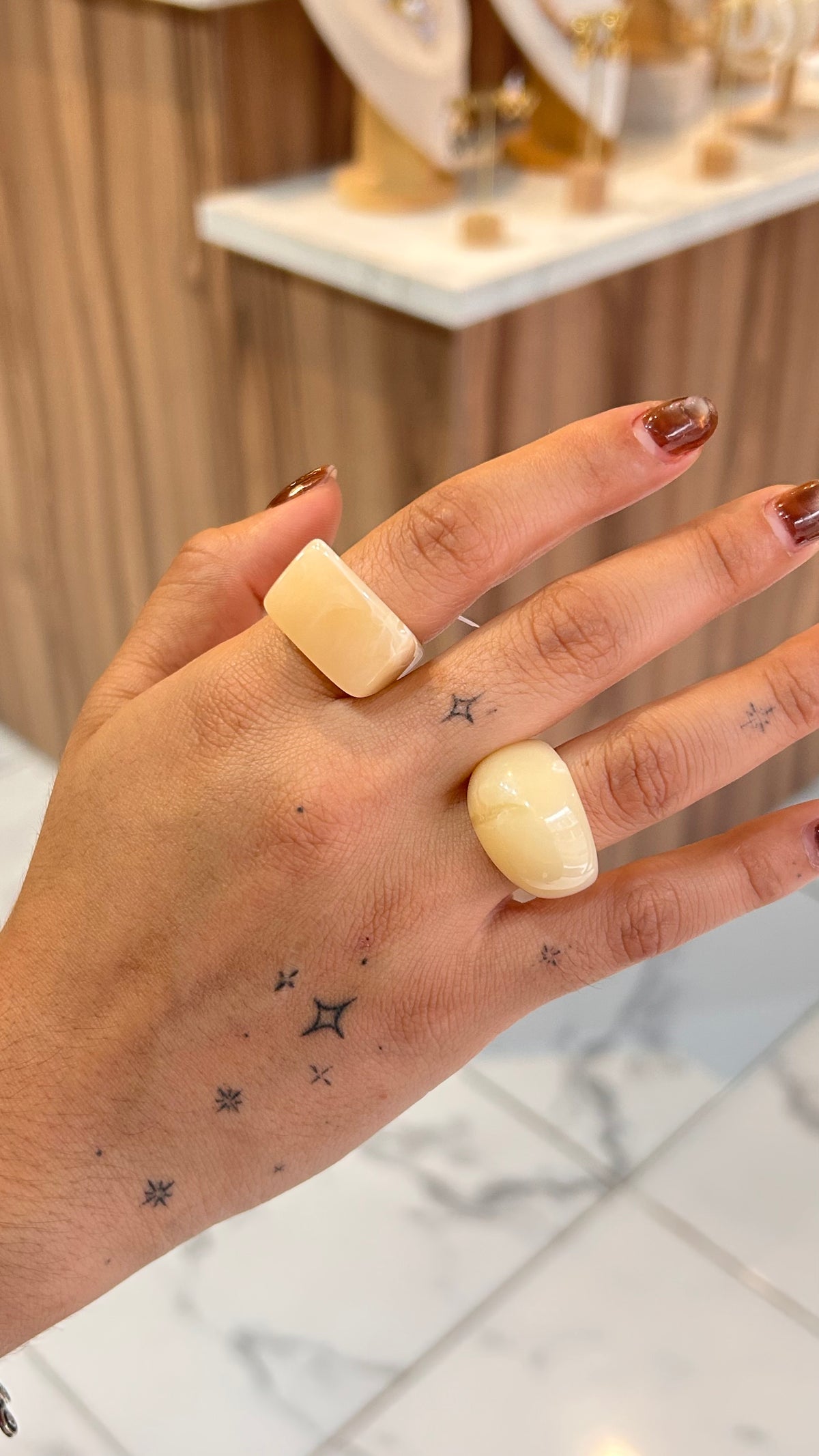 Anillo acrílico ovalado beige
