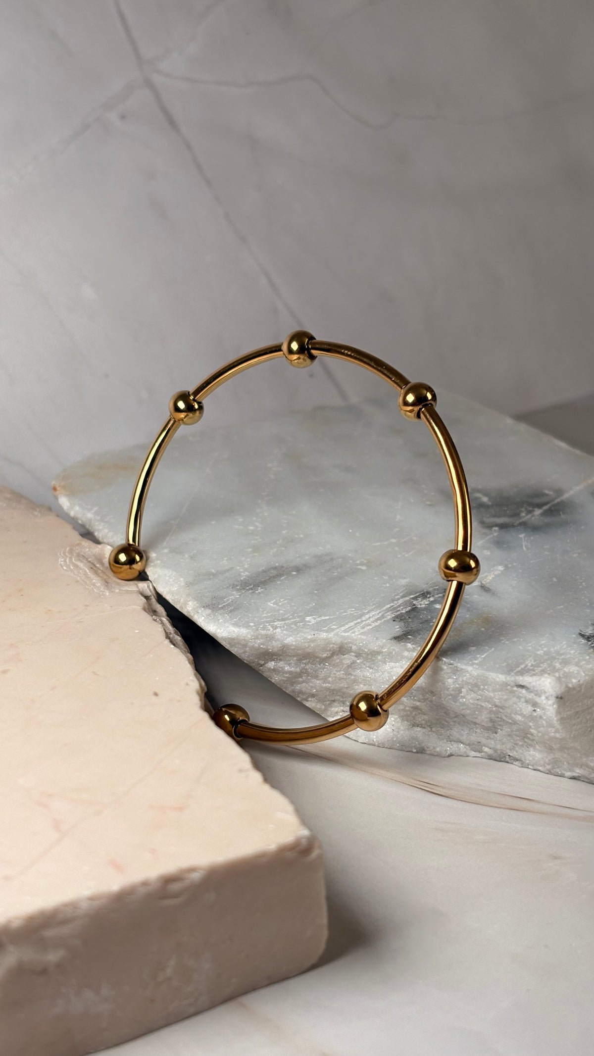 Brazalete dorado balines