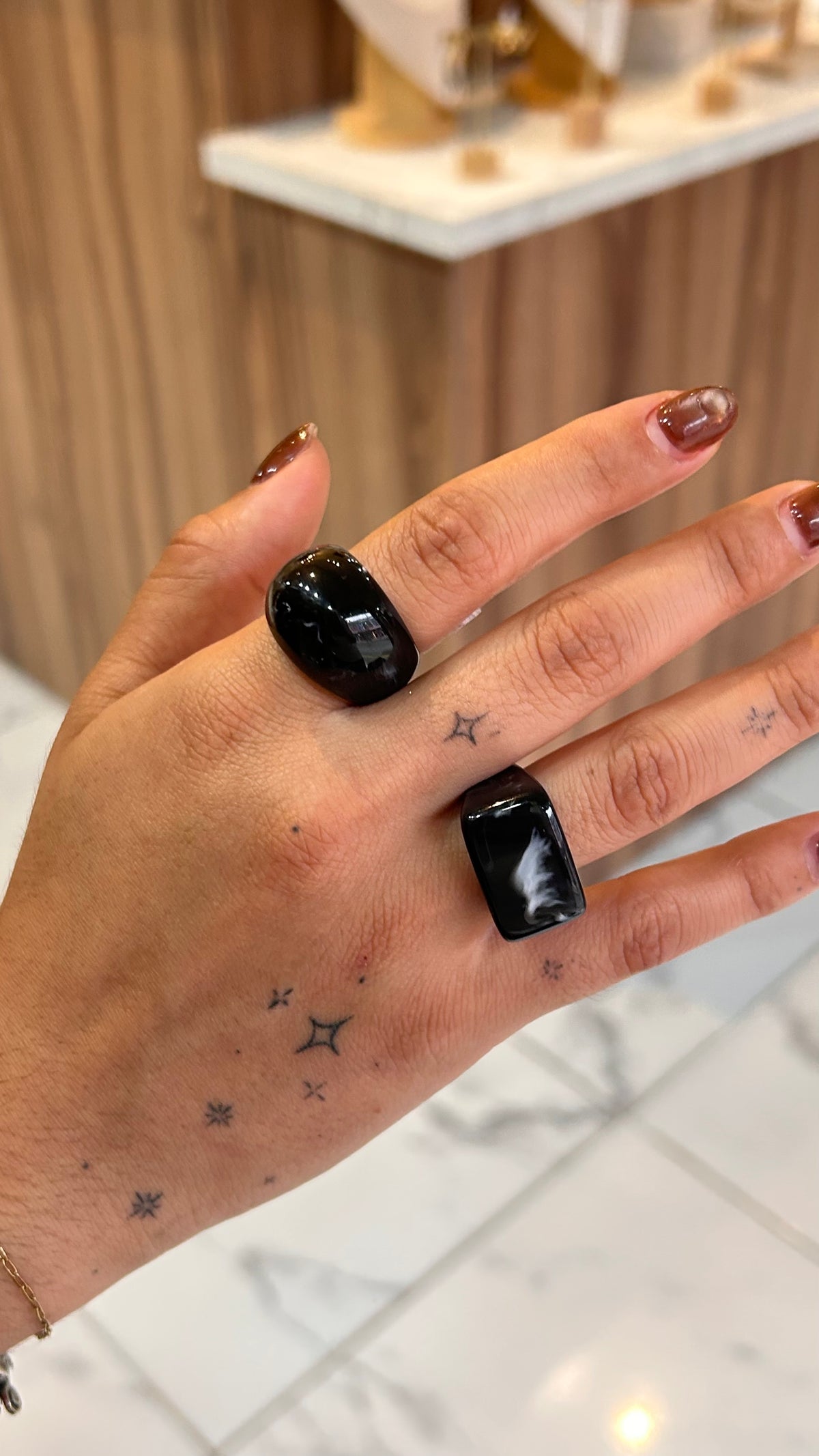 Anillo acrílico rectangular negro