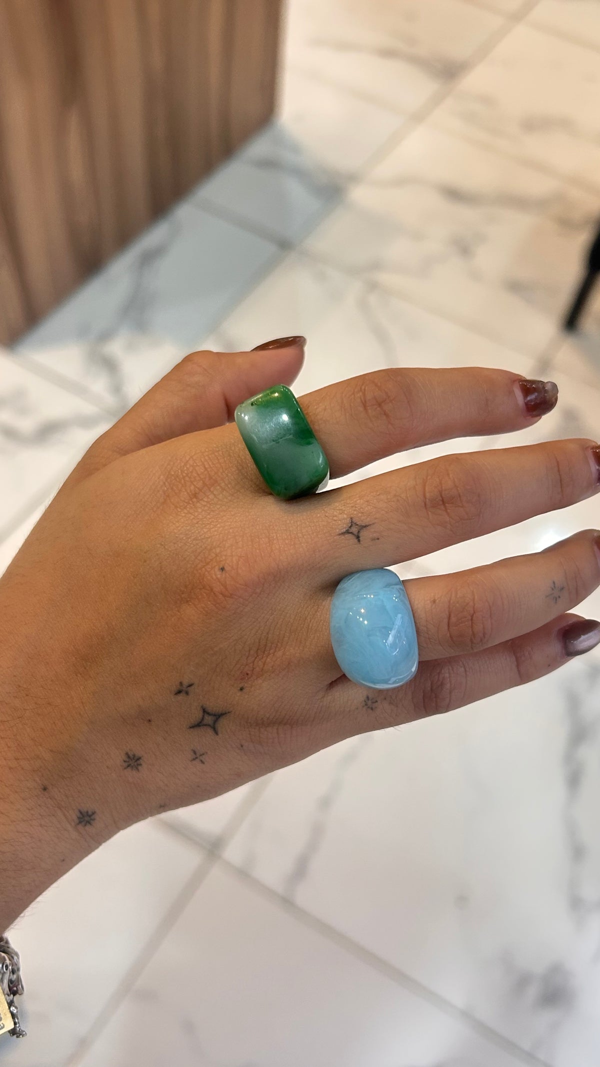 Anillo acrílico ovalado azul cielo