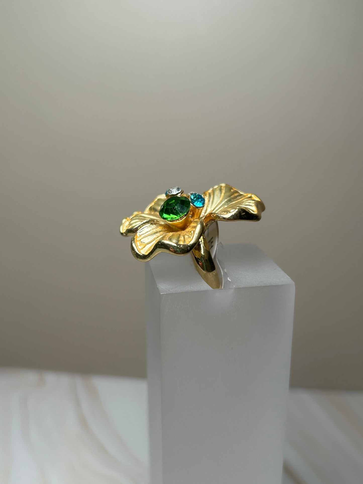 Anillo flor piedras