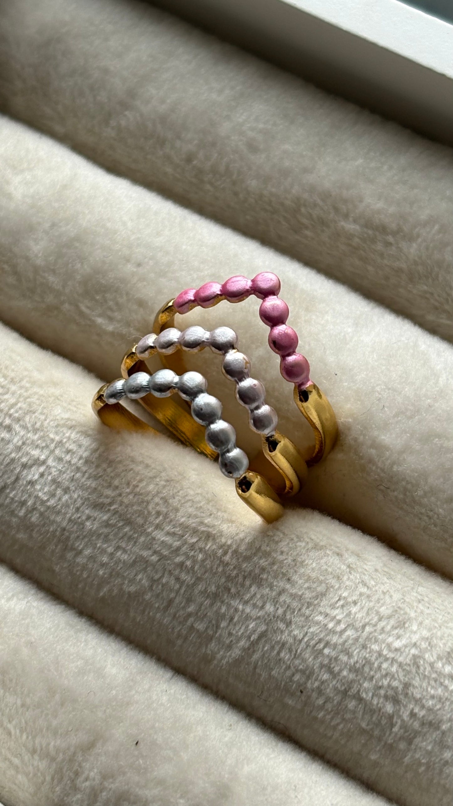Anillo trio bolitas rosa morado
