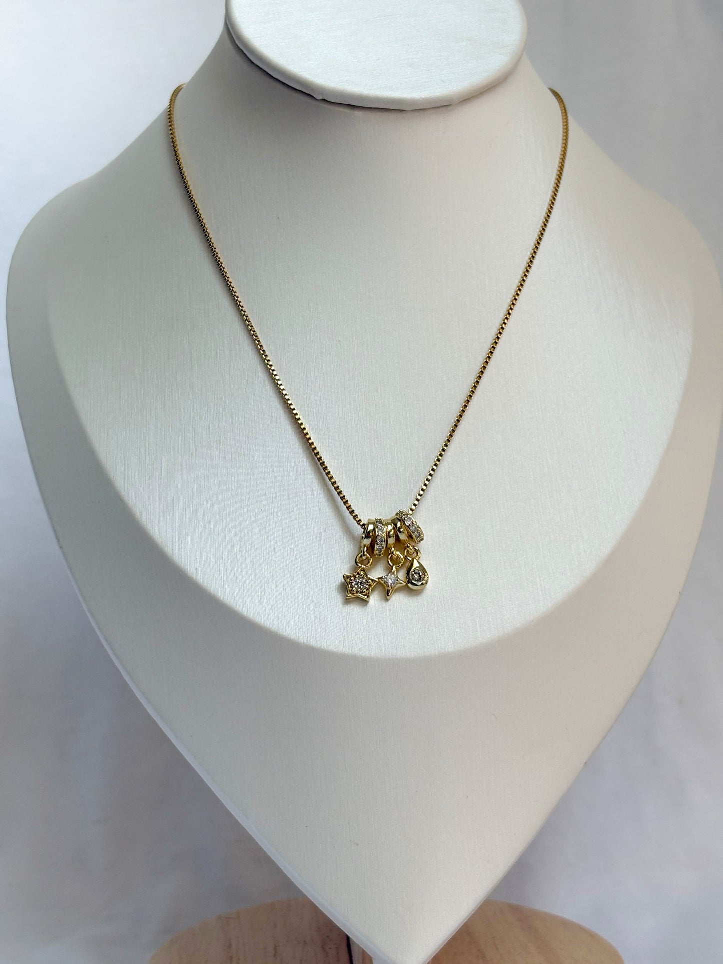 Collar dorado con charms minis