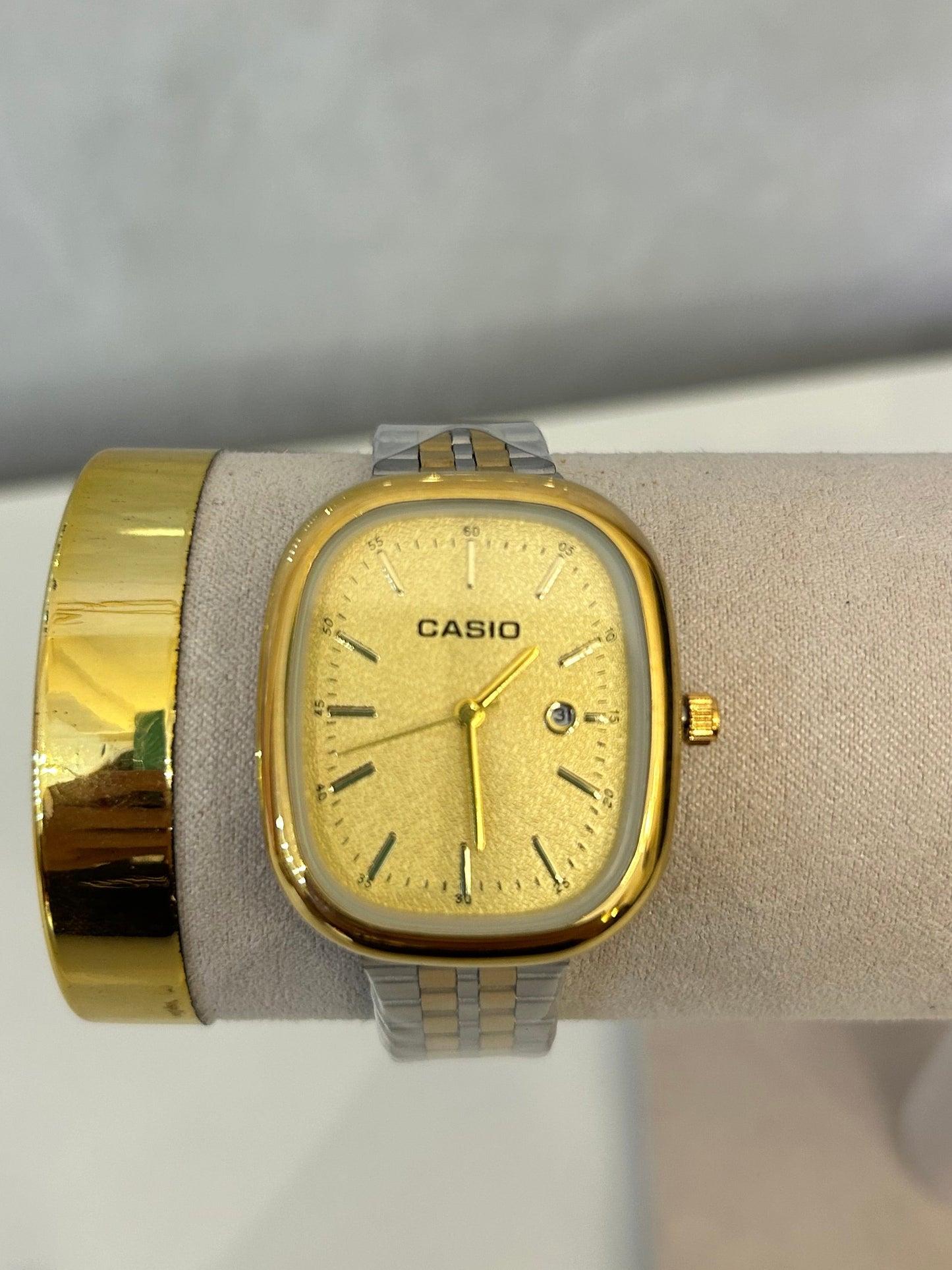 Reloj cuadrado casio bicolor (fondo dorado)