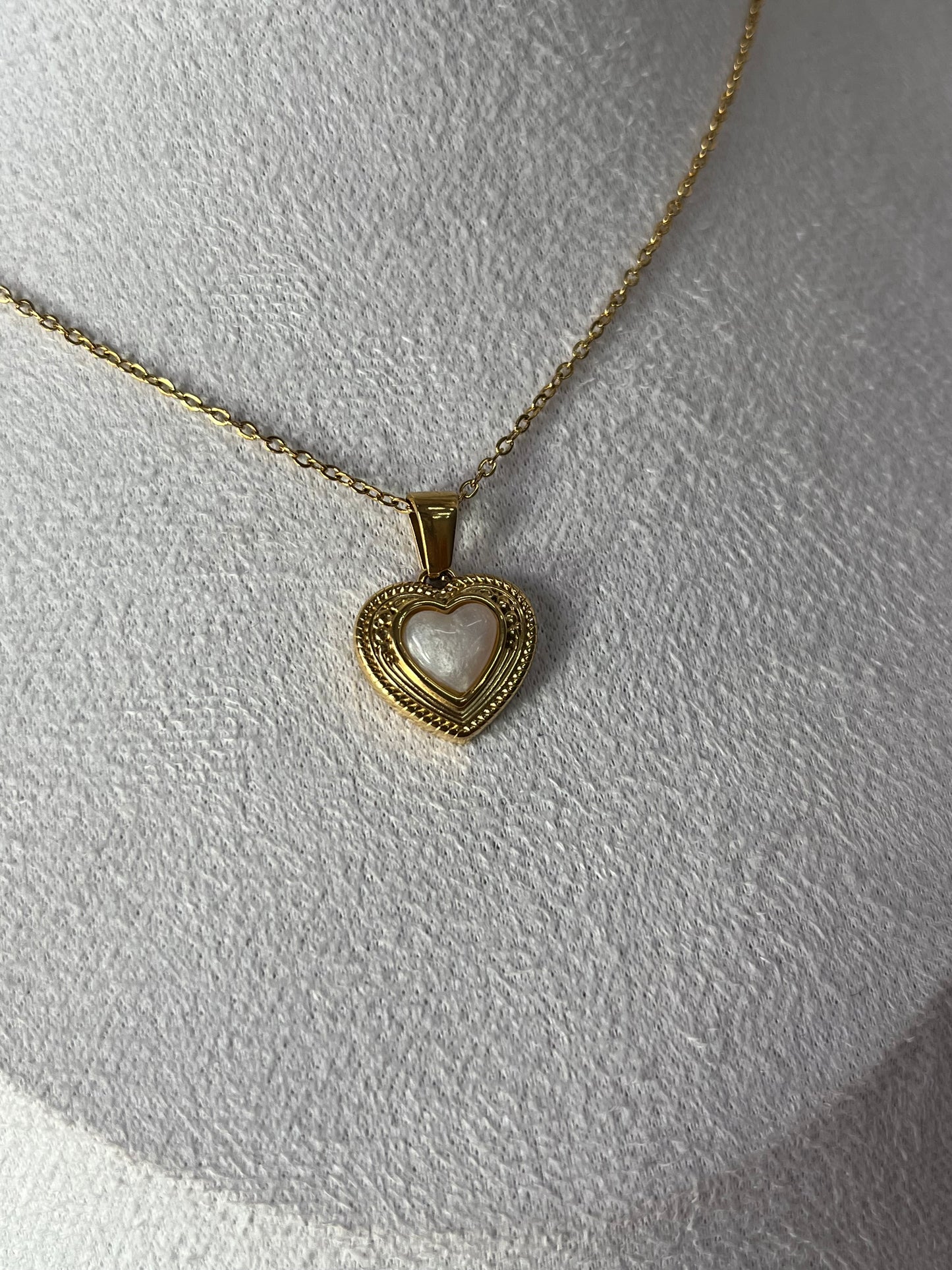 Collar corazon blanco