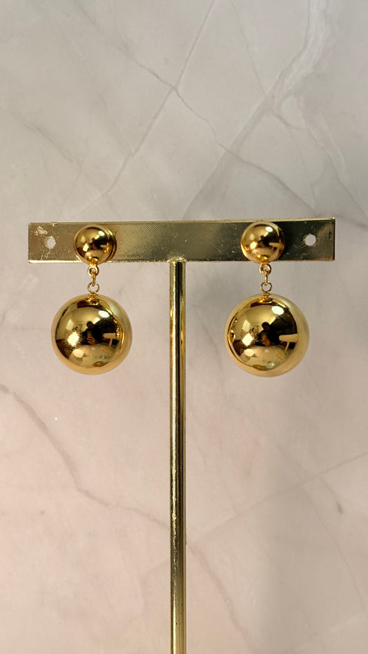 Aretes bola colgante dorado