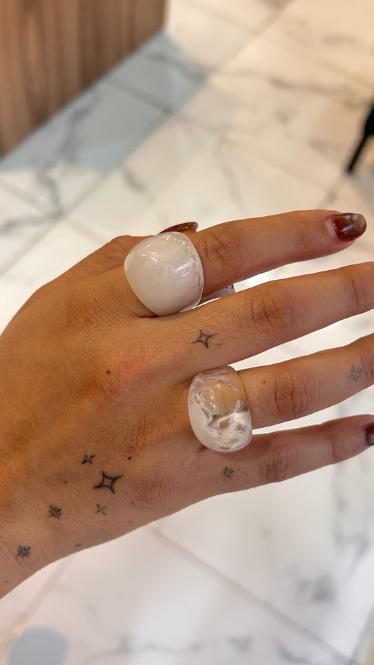 Anillo acrílico ovalado chunky blanco