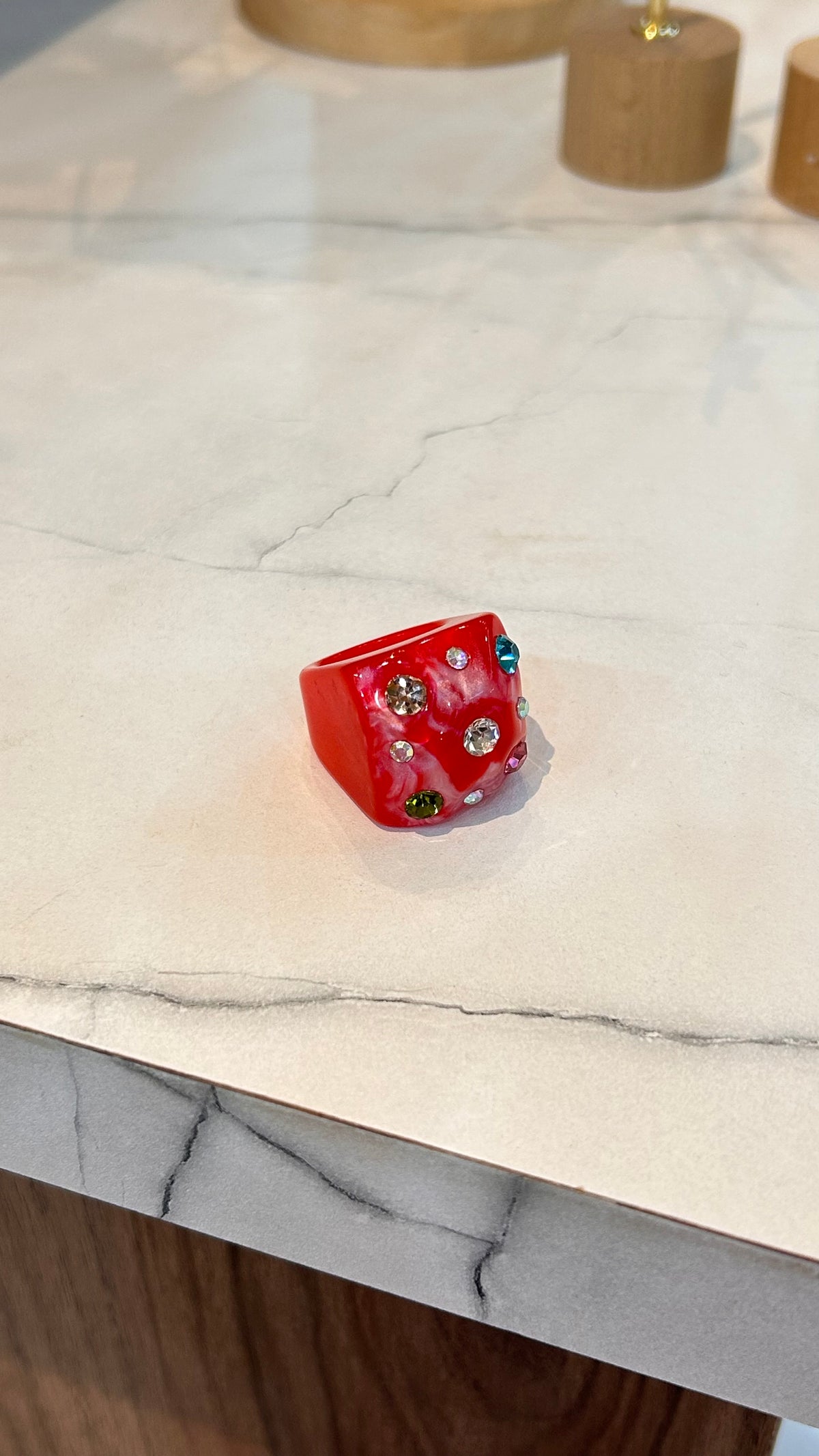 Anillo acrílico chunky rojo brillitos de colores