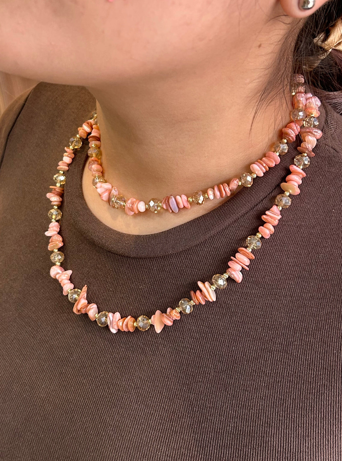 Collar corbatero de piedras hermosas color tonos rosados