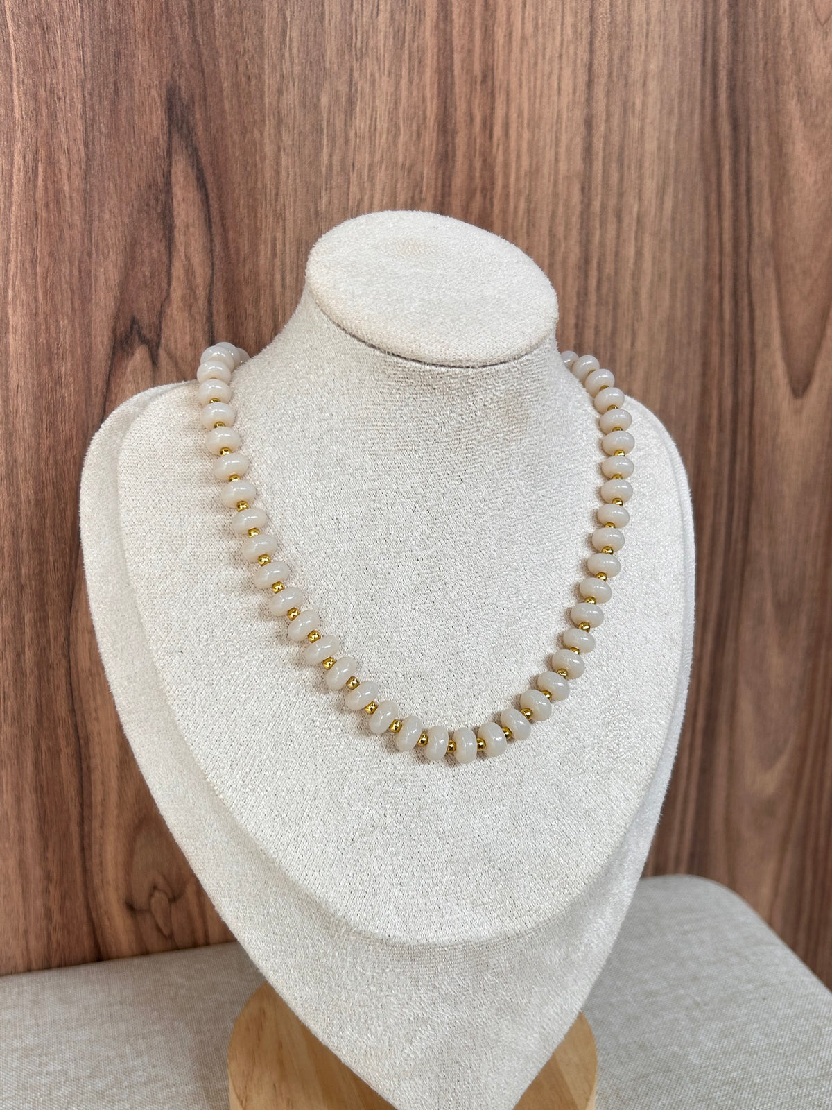 Collar blanco piedras