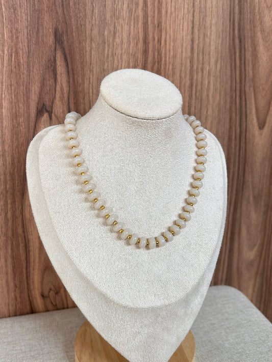 Collar blanco piedras