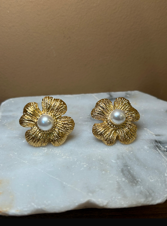 Aretes flor dorada con perla