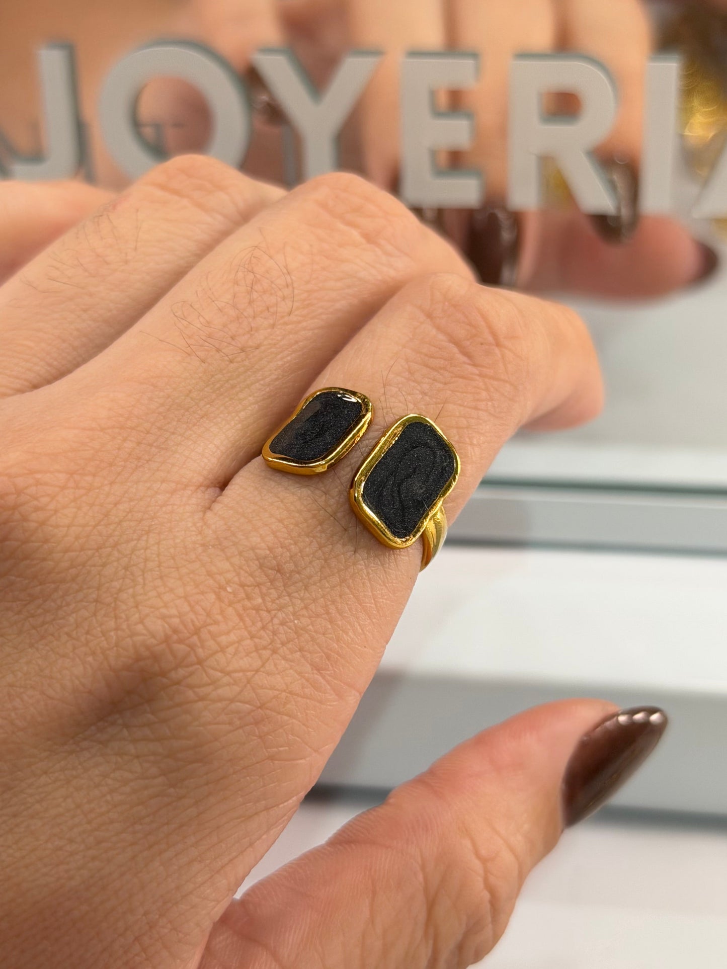 anillo cuadrado negro dorado
