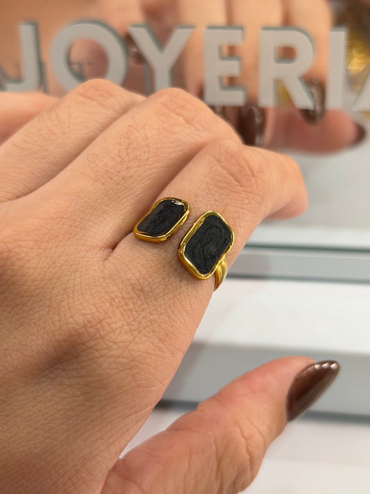 anillo cuadrado negro dorado