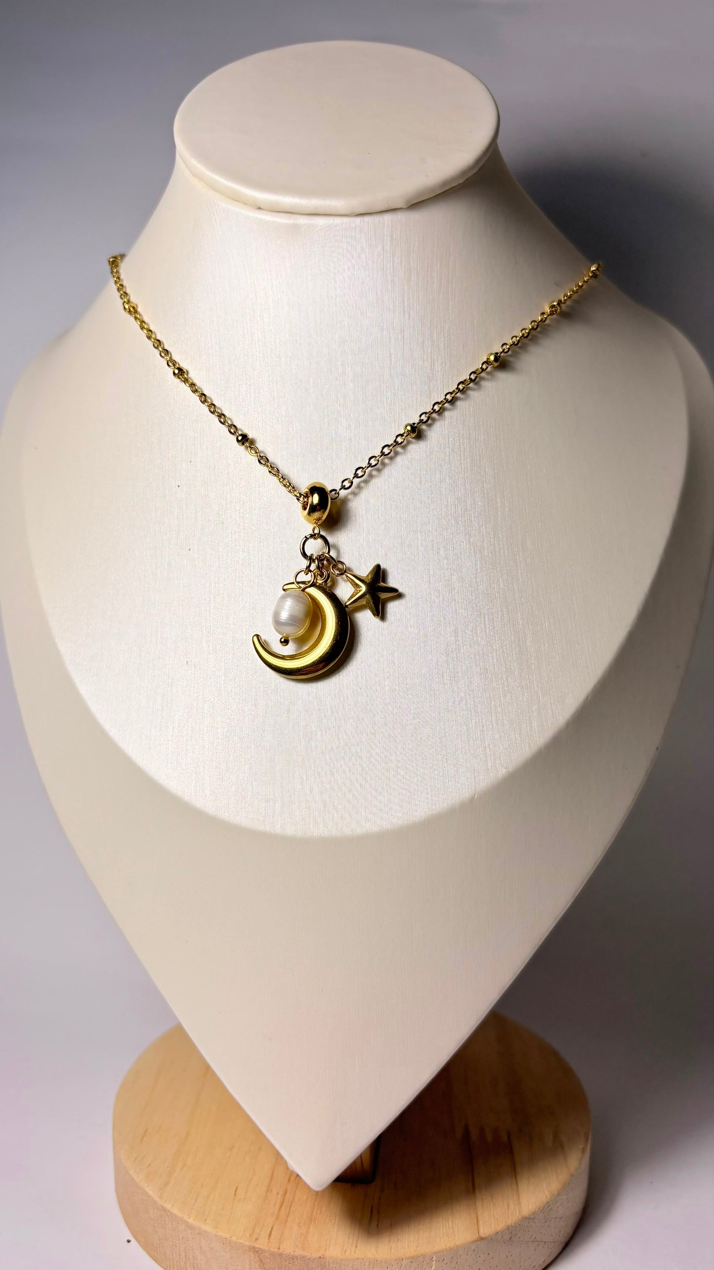 Collar luna charm dorada